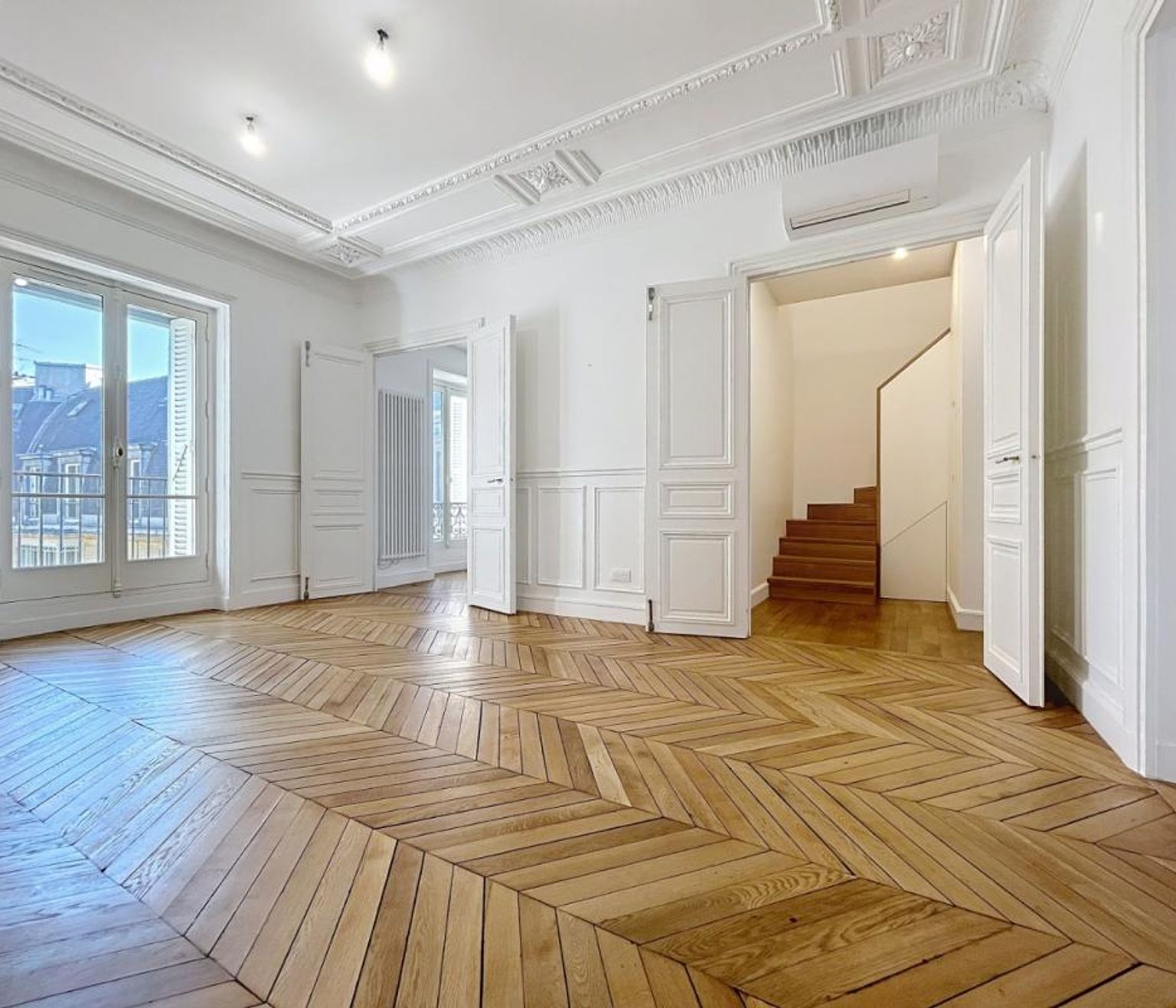 T5 de 156.93 non meublé, rue de Liège - Paris (8)