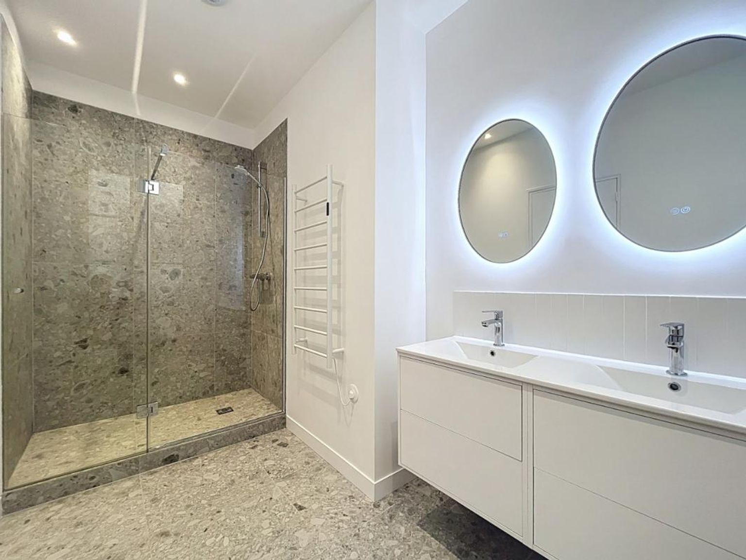 T5 non meublé, rue Paul Baudry - Paris (8)