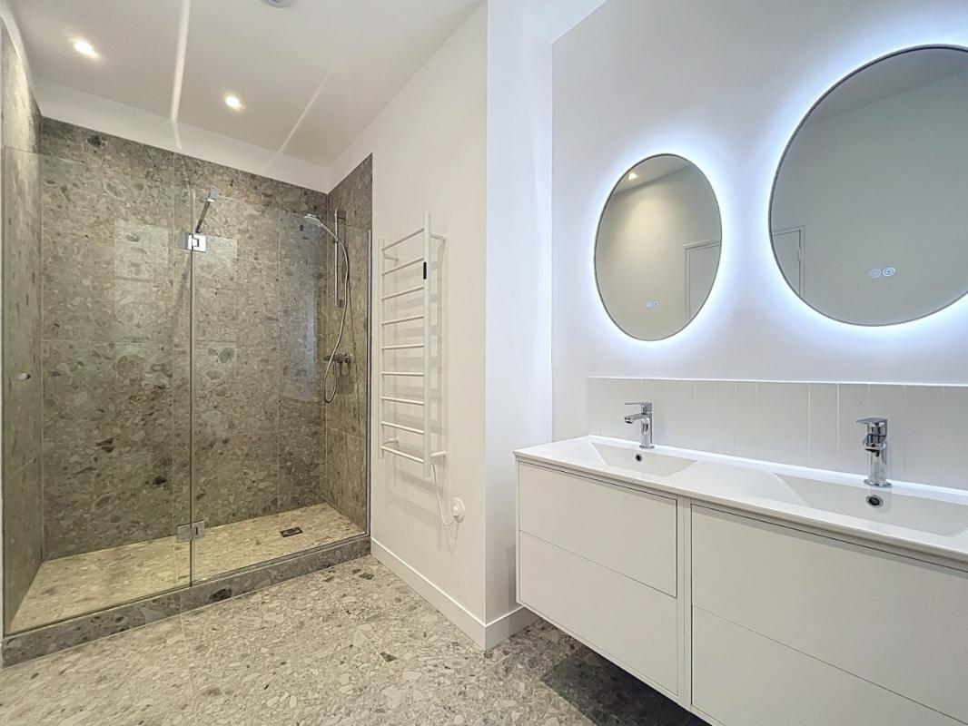 T5 non meublé, rue Paul Baudry - Paris (8)