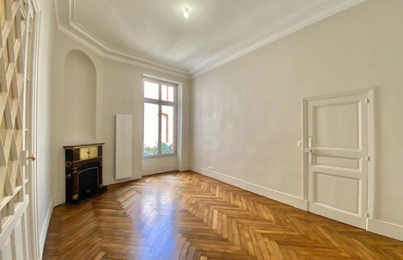 Location Magnifique T5 de 135 m² rue Croix Baragnon