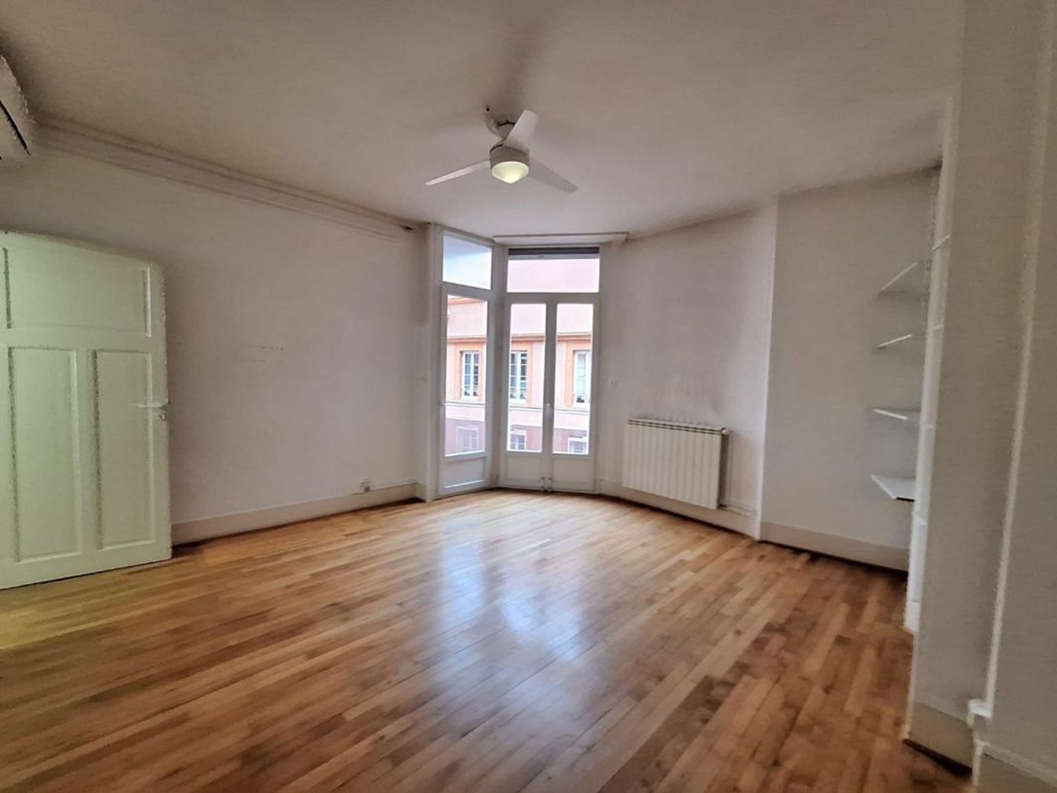 Location T4 de 119 m² Grand rond avec climatisation, ascesneur et balcon
