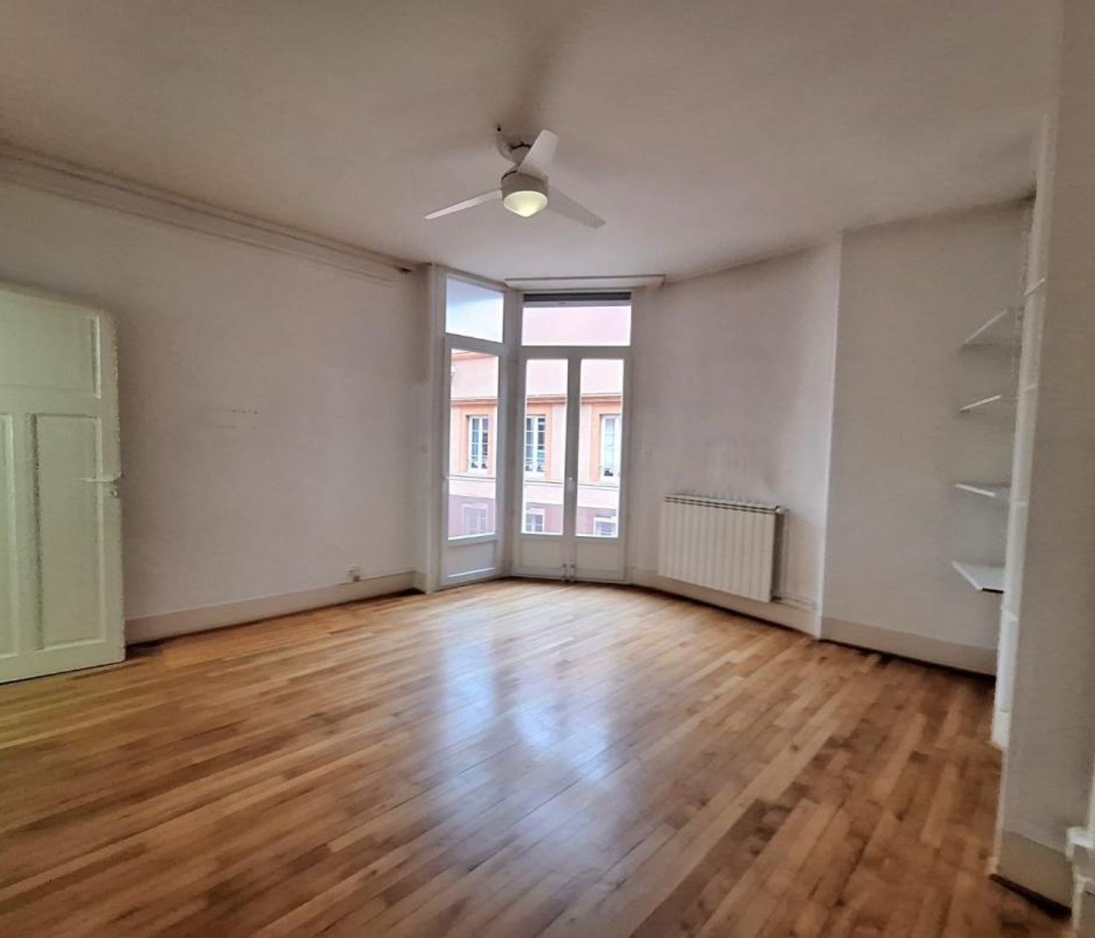 Location T4 de 119 m² Grand rond avec climatisation, ascesneur et balcon
