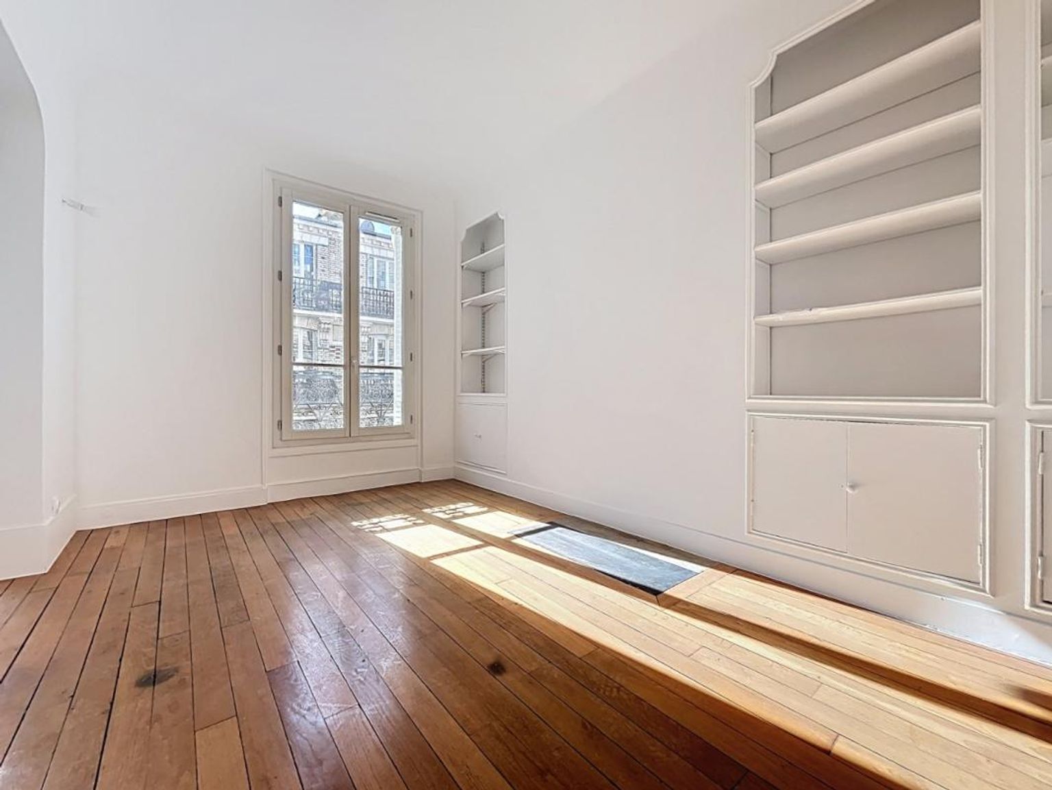 T2 bis, loué vide - rue Saint Charles - Paris (15)