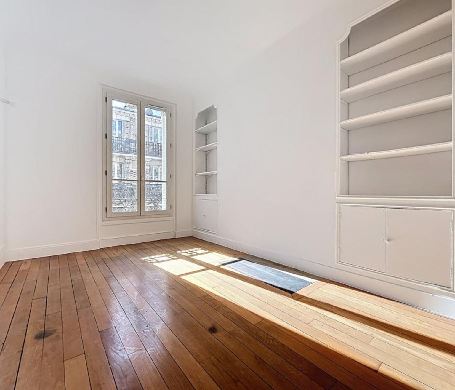 T2 bis, loué vide - rue Saint Charles - Paris (15)