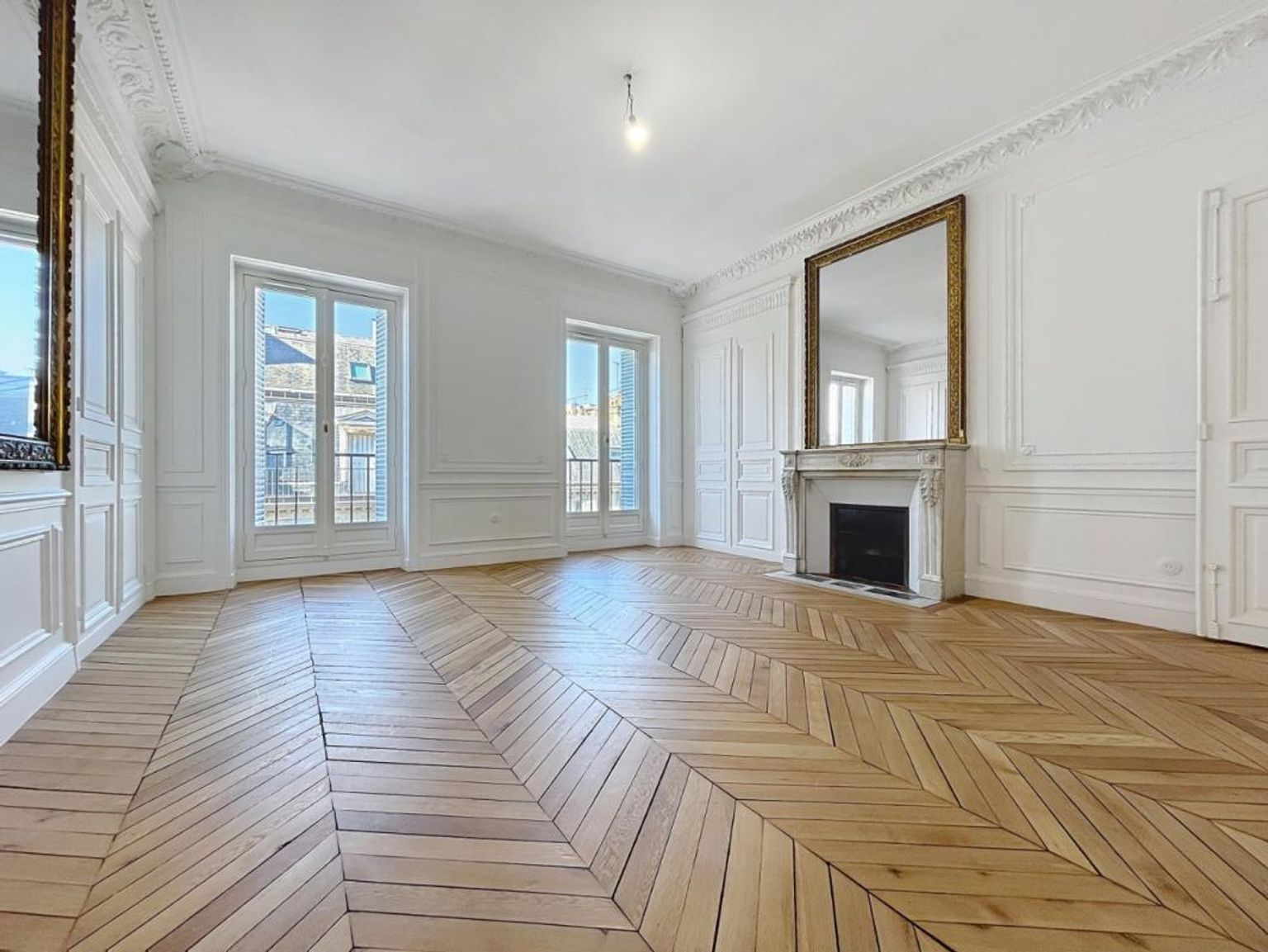 T5 de 156.93 non meublé, rue de Liège - Paris (8)