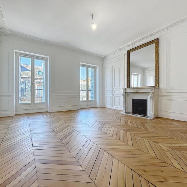 T5 de 156.93 non meublé, rue de Liège - Paris (8)
