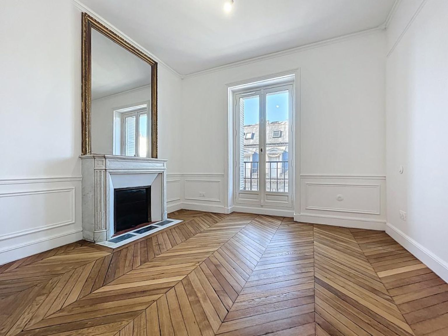 T5 de 156.93 non meublé, rue de Liège - Paris (8)