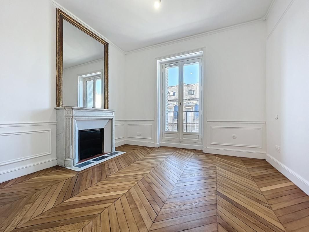 T5 de 156.93 non meublé, rue de Liège - Paris (8)