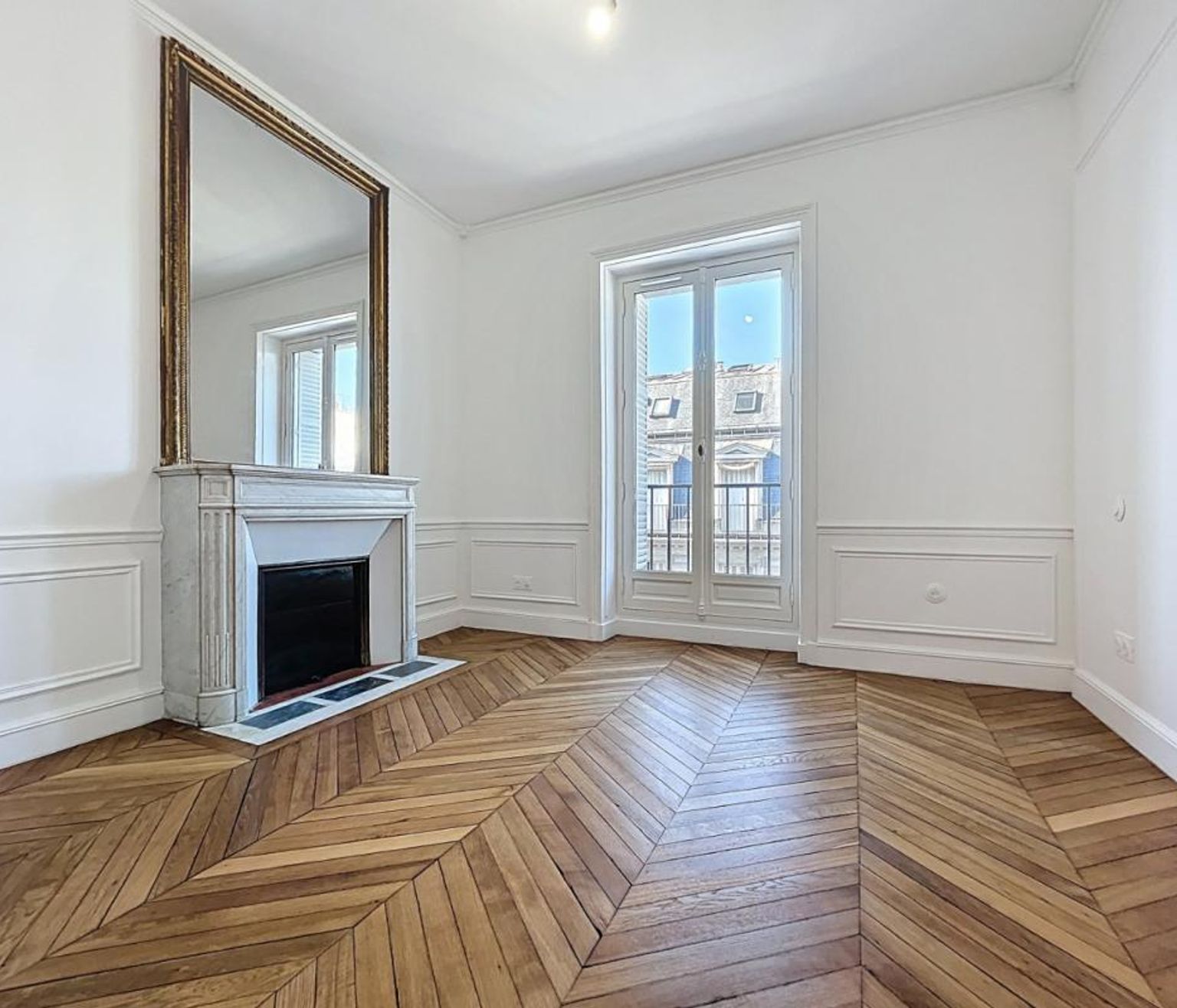 T5 de 156.93 non meublé, rue de Liège - Paris (8)