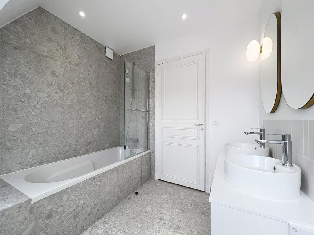 T5 de 156.93 non meublé, rue de Liège - Paris (8)
