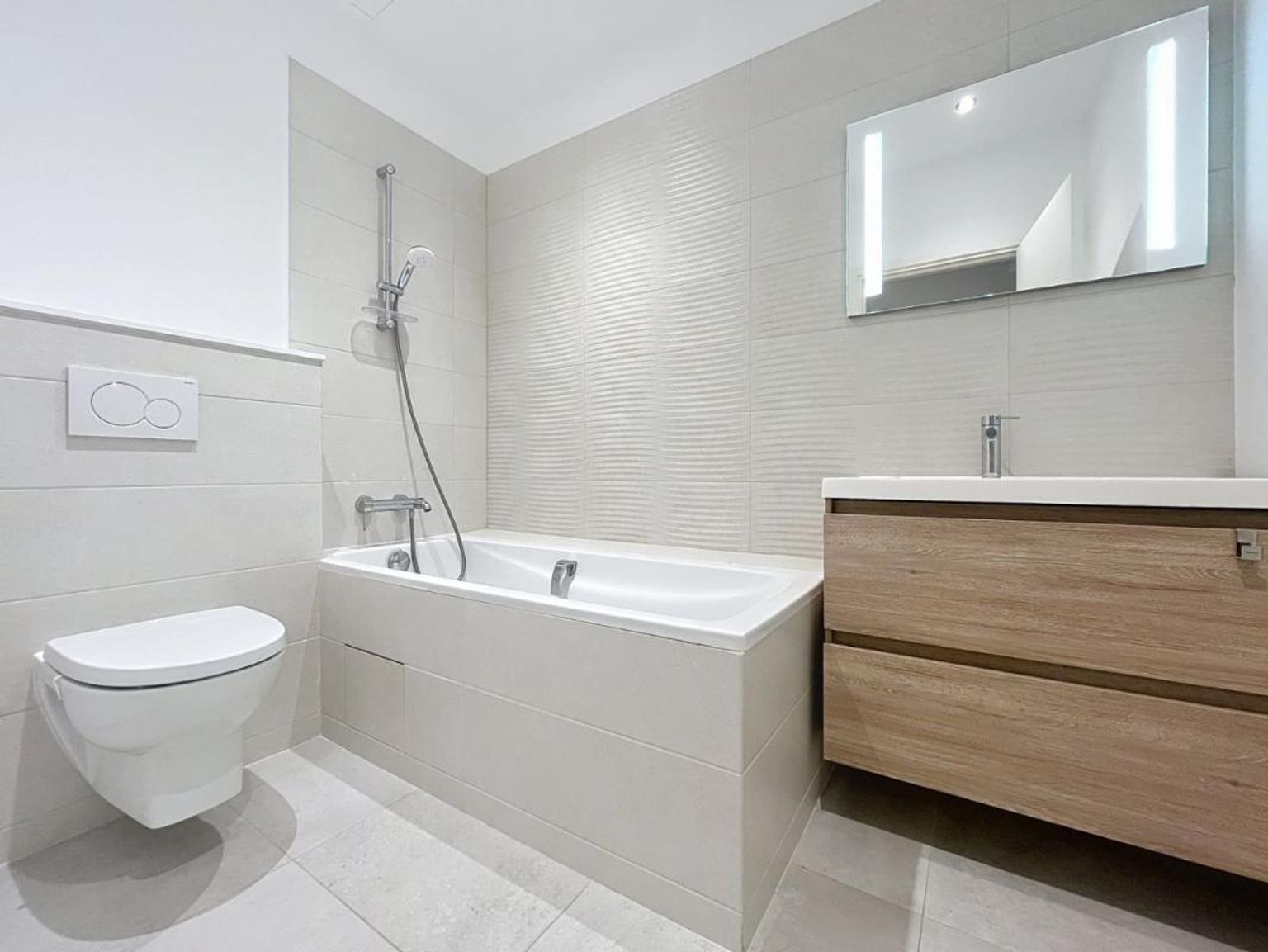 T4 à louer, 85m² non meublé, rue de Rome - PARIS (8)