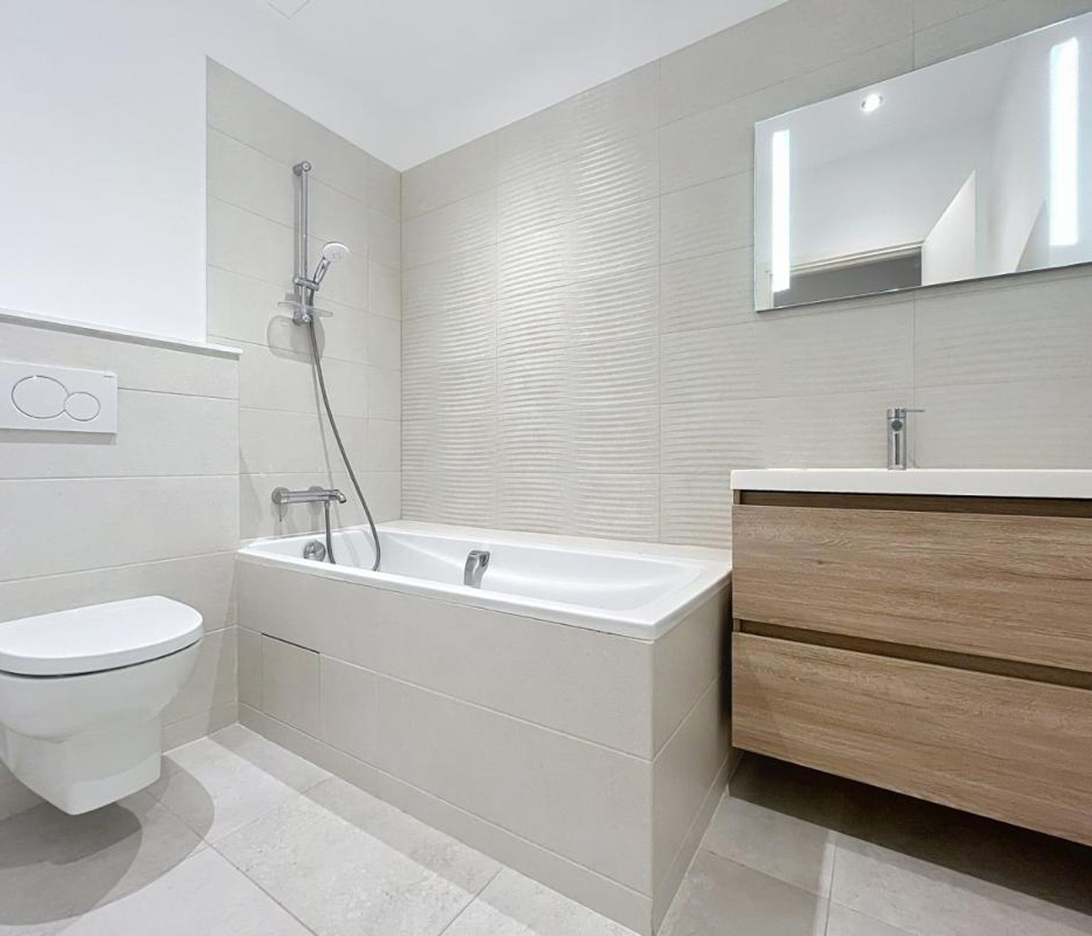 T4 à louer, 85m² non meublé, rue de Rome - PARIS (8)