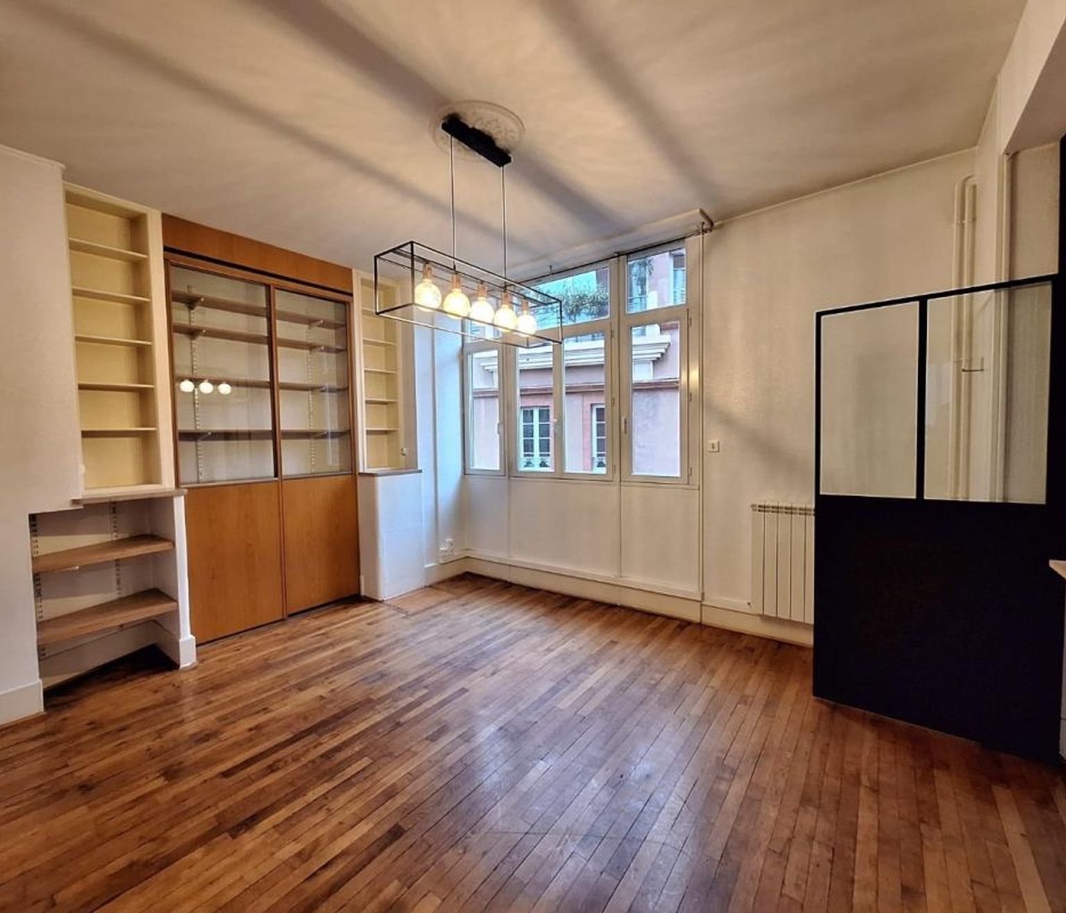 Location T4 de 119 m² Grand rond avec climatisation, ascesneur et balcon