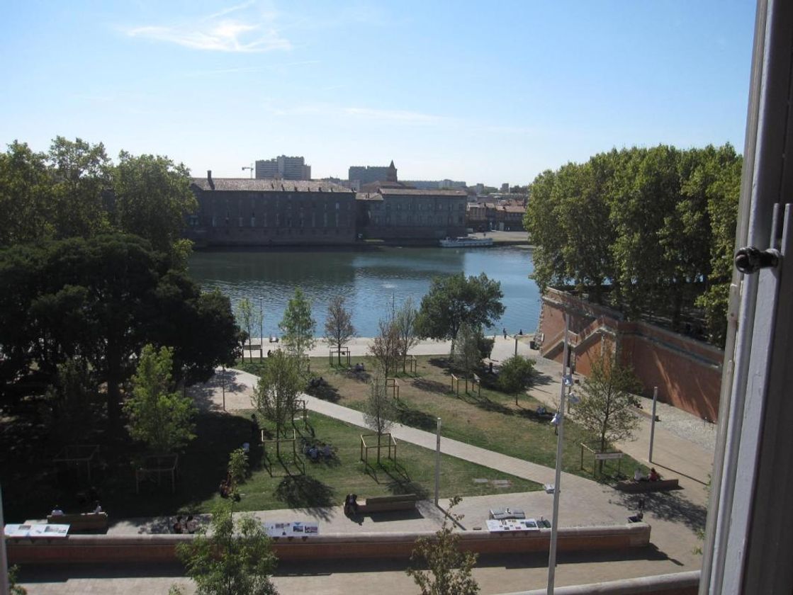 Location magnifique T2 place de la Daurade 42.21m²
