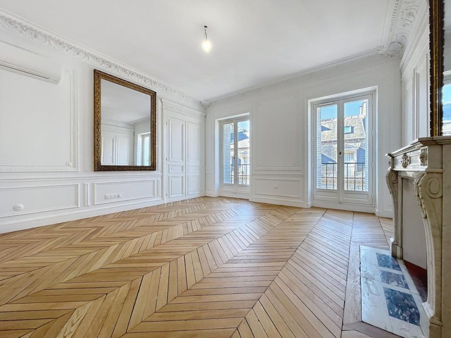 T5 de 156.93 non meublé, rue de Liège - Paris (8)
