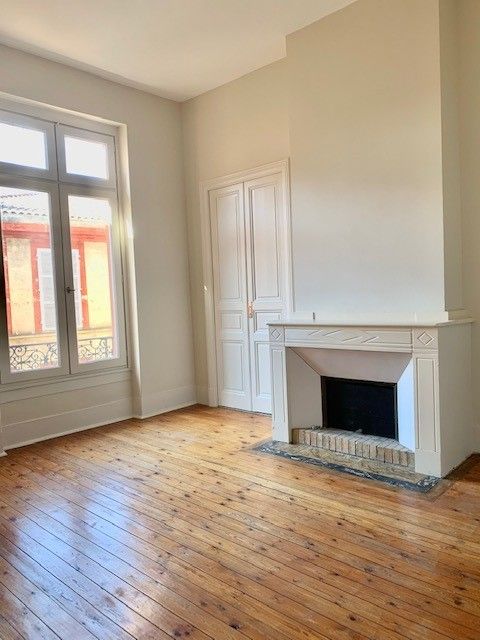 Location T6 de 214 m² rue Croix Baragnon avec cave et parking