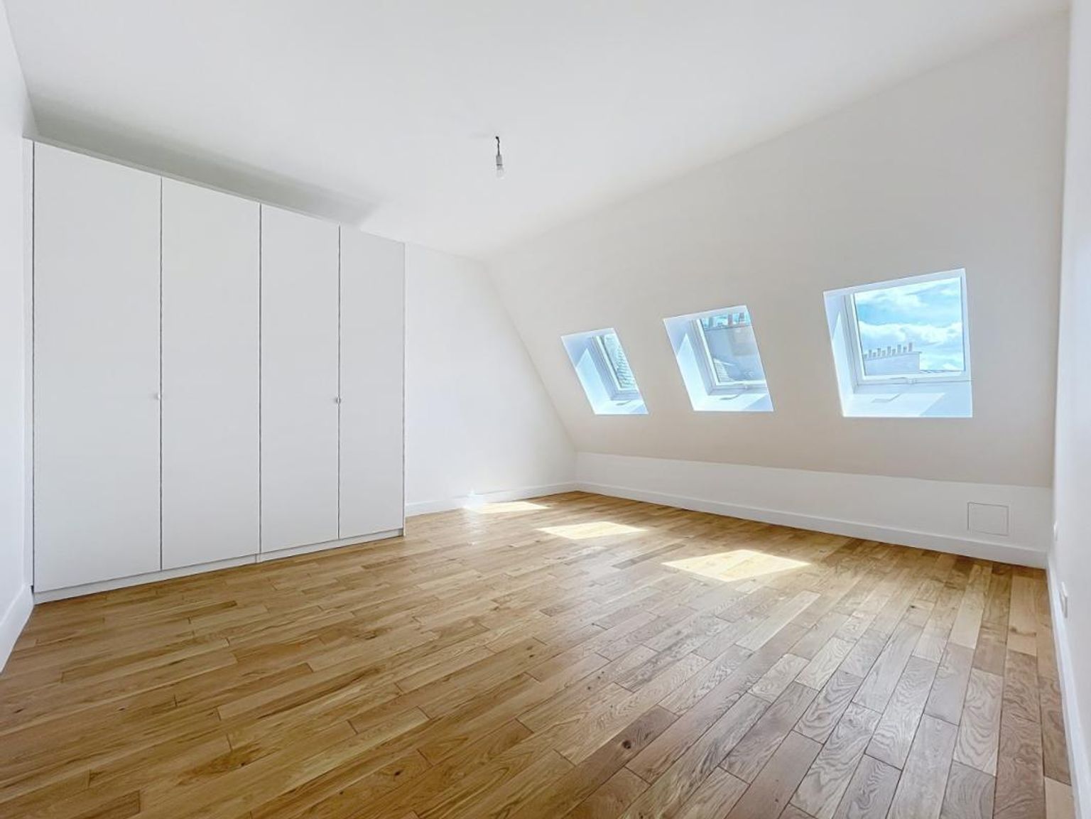 T5 de 156.93 non meublé, rue de Liège - Paris (8)