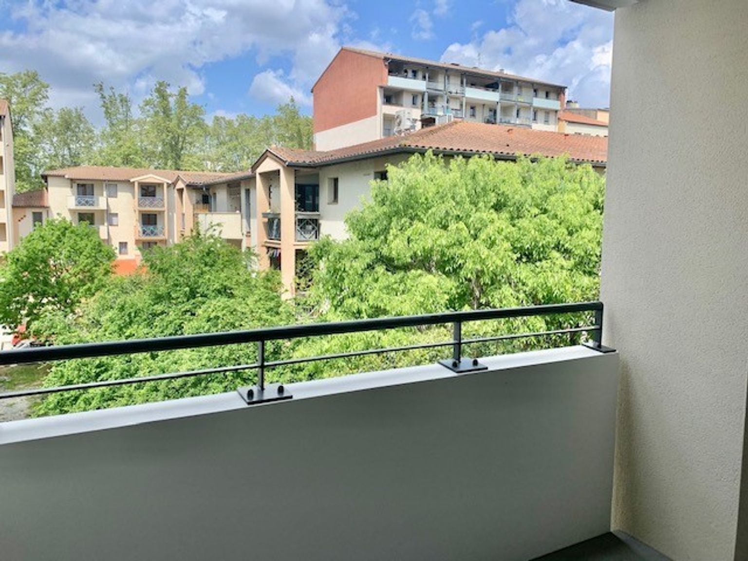 Location T3 de 70 m² avec terrasse et place de parking Compans