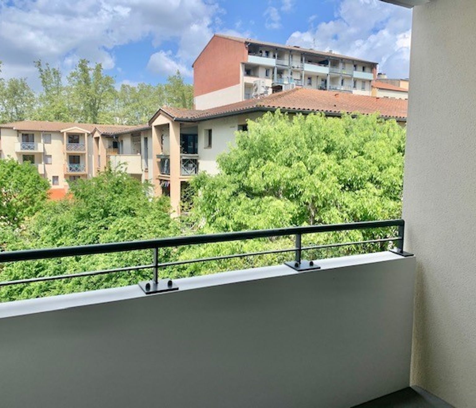 Location T3 de 70 m² avec terrasse et place de parking Compans