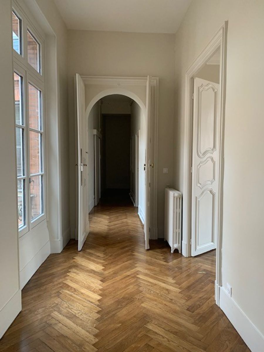 Location T6 de 214 m² rue Croix Baragnon avec cave et parking