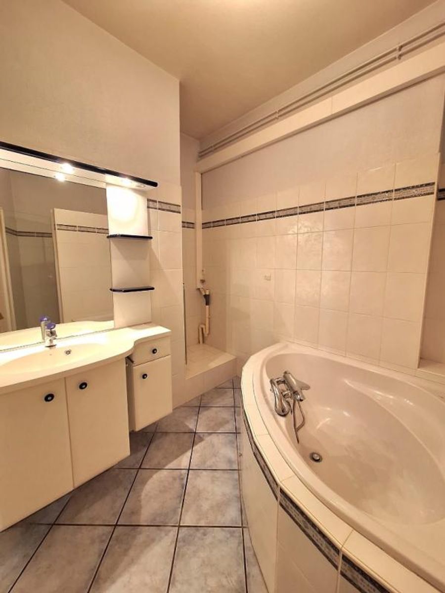 Location T4 de 119 m² Grand rond avec climatisation, ascesneur et balcon