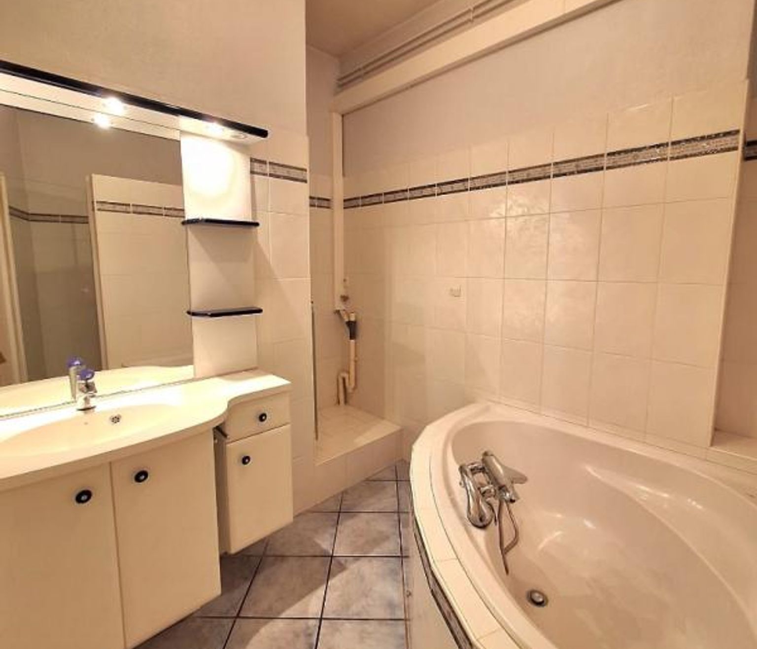 Location T4 de 119 m² Grand rond avec climatisation, ascesneur et balcon