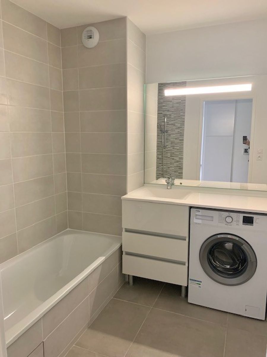Location T3 de 70 m² avec terrasse et place de parking Compans