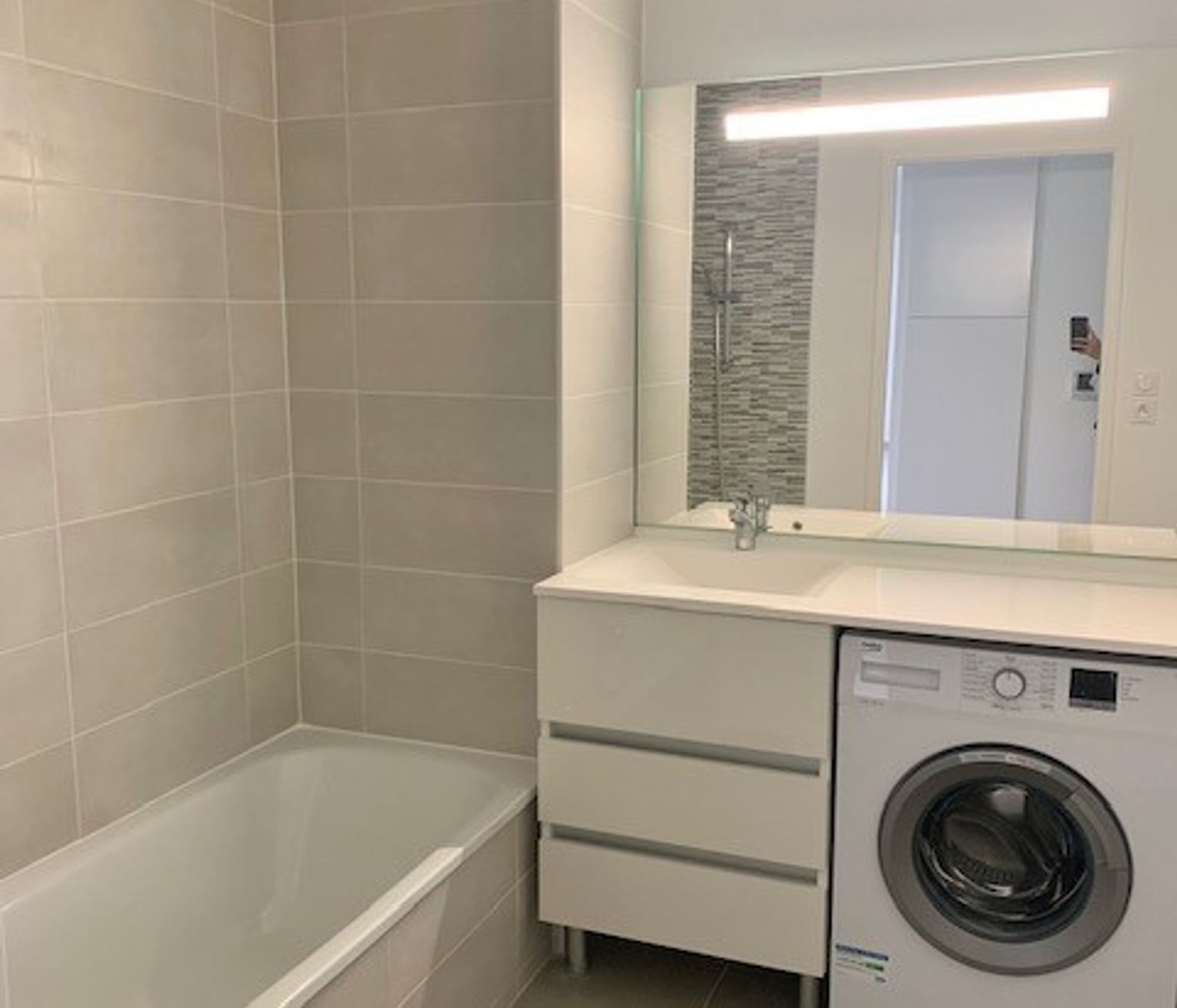 Location T3 de 70 m² avec terrasse et place de parking Compans