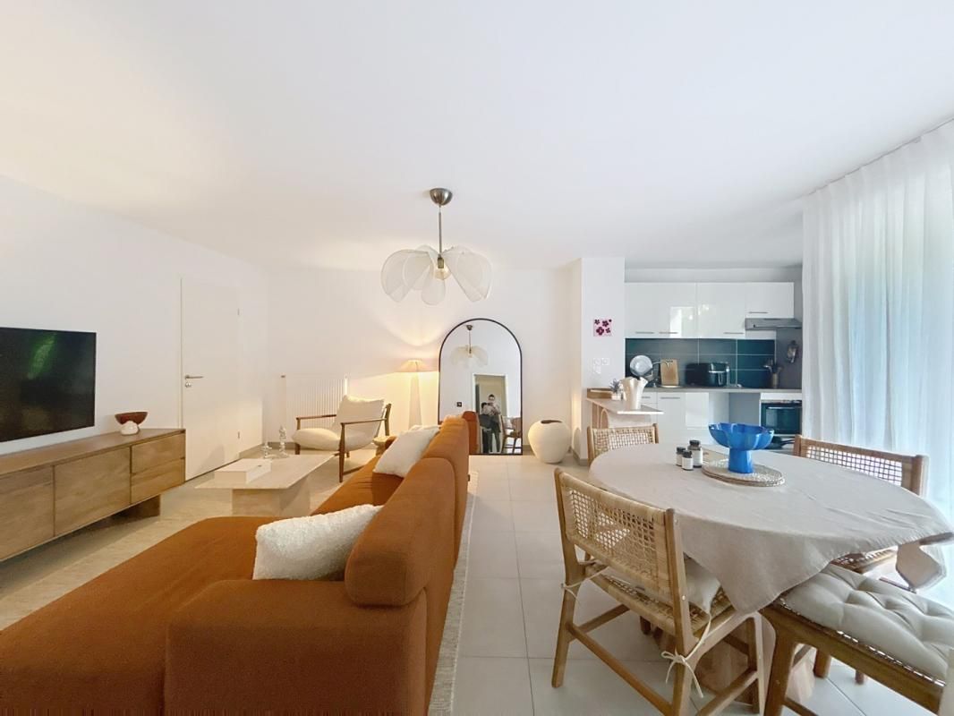 Location T3 de 70 m² avec terrasse et place de parking Compans