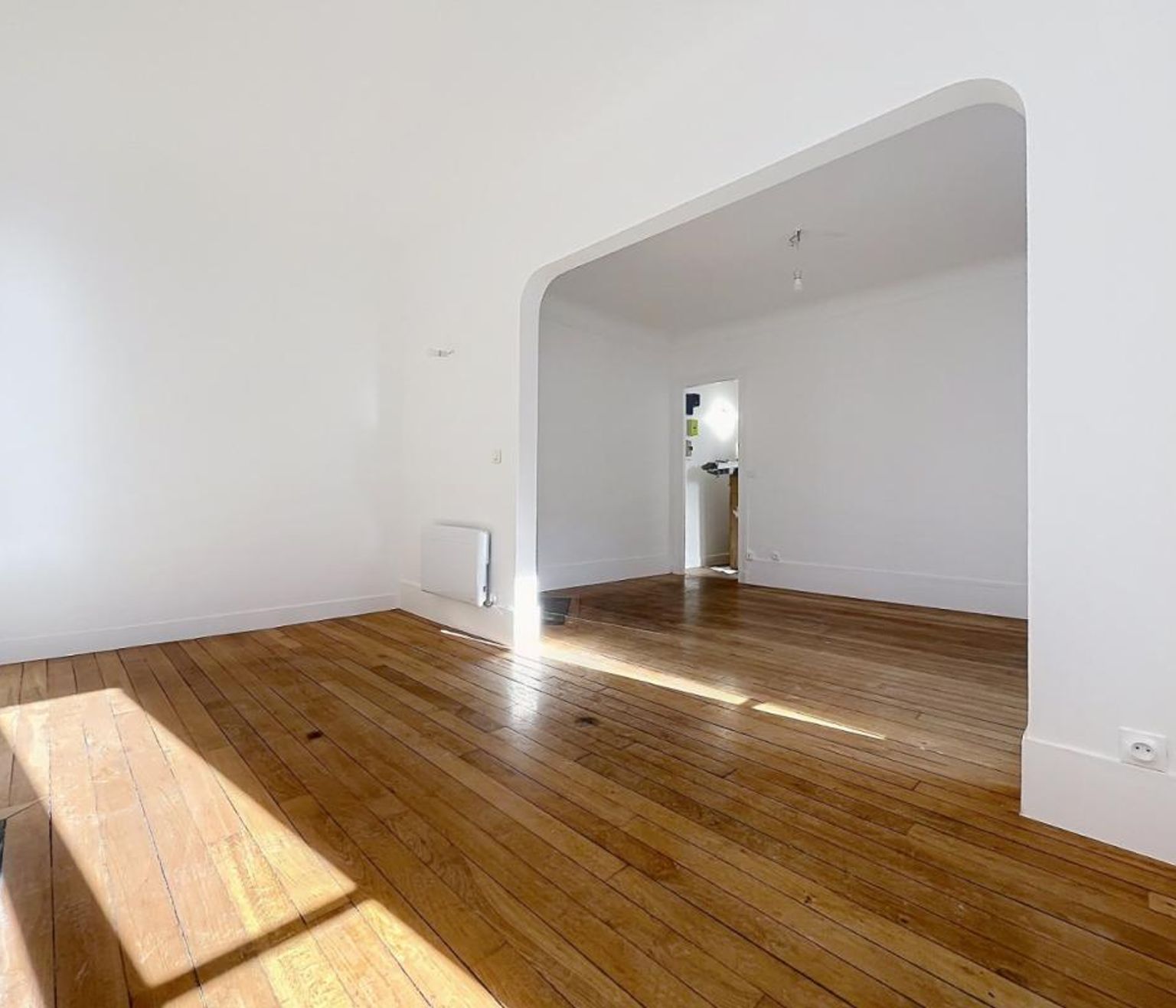 T2 bis, loué vide - rue Saint Charles - Paris (15)