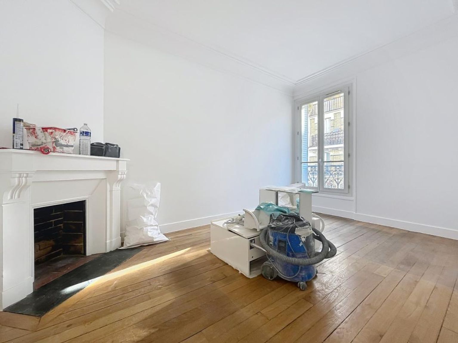 T2 bis, loué vide - rue Saint Charles - Paris (15)