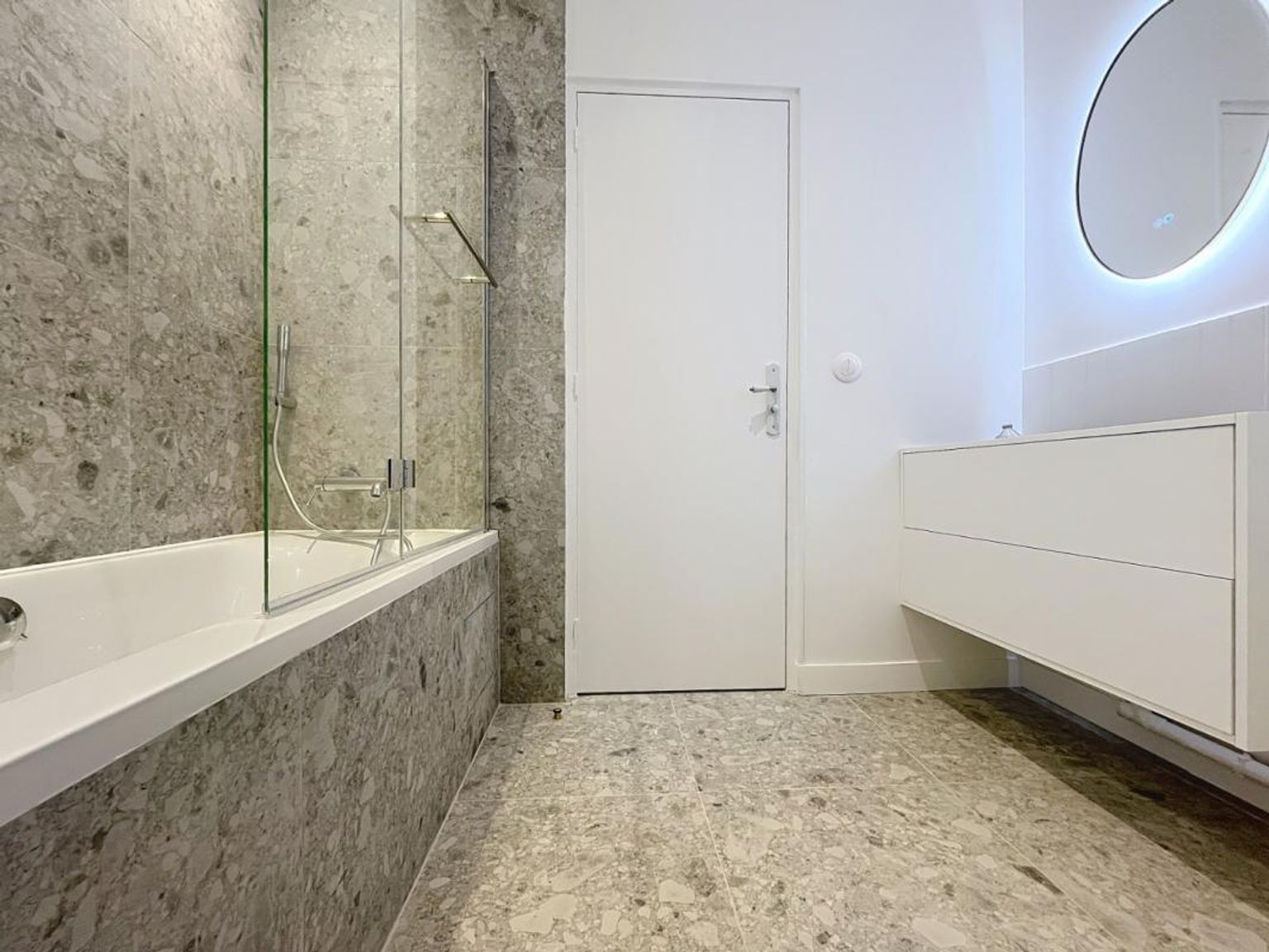 T5 non meublé, rue Paul Baudry - Paris (8)