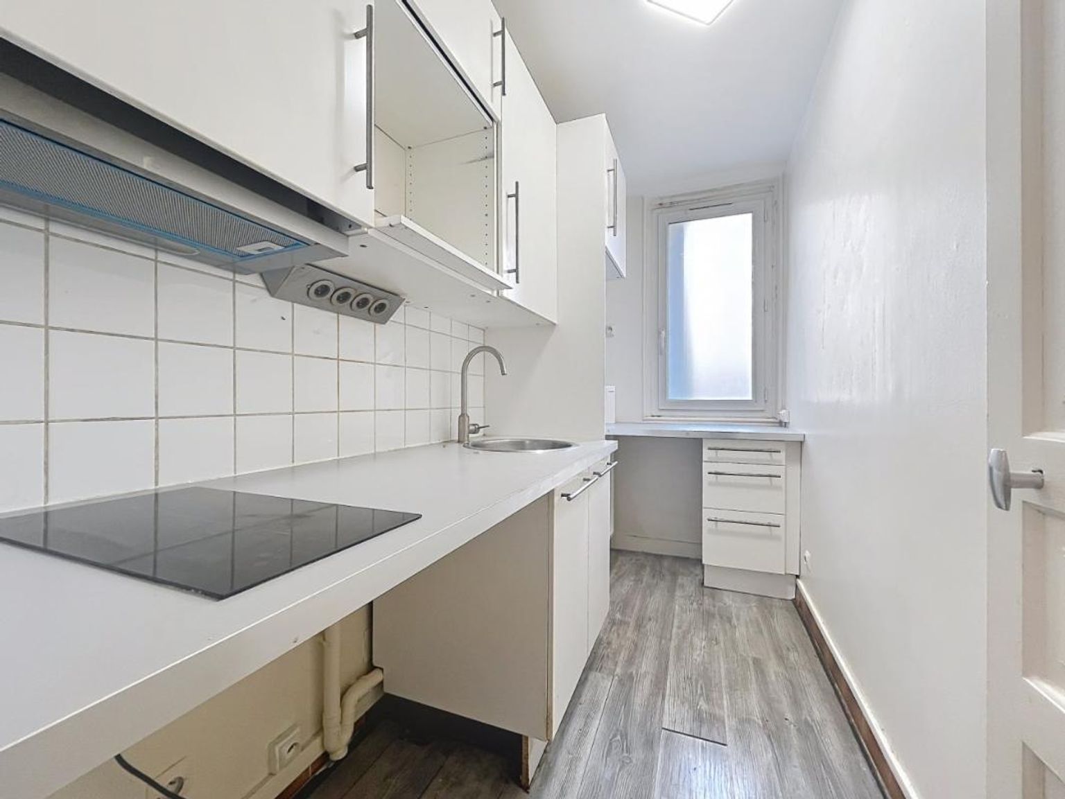 T2 bis, loué vide - rue Saint Charles - Paris (15)