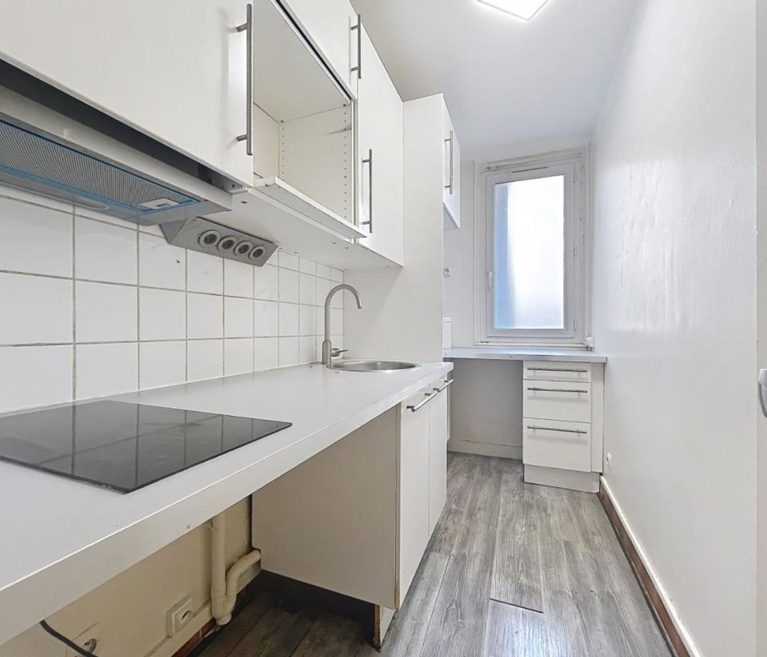 T2 bis, loué vide - rue Saint Charles - Paris (15)