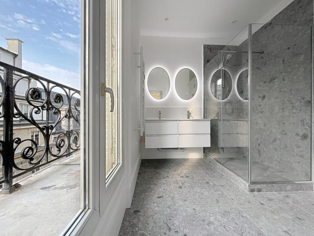 T5 non meublé, rue Paul Baudry - Paris (8)