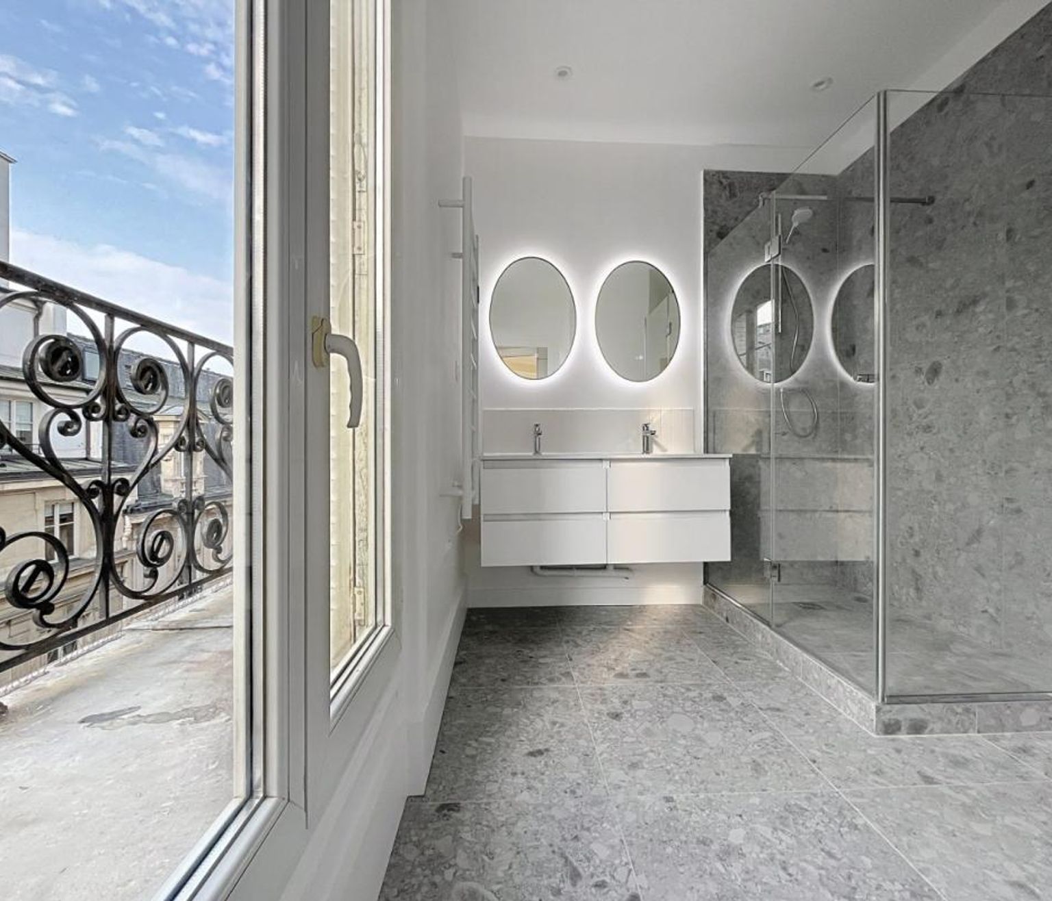 T5 non meublé, rue Paul Baudry - Paris (8)