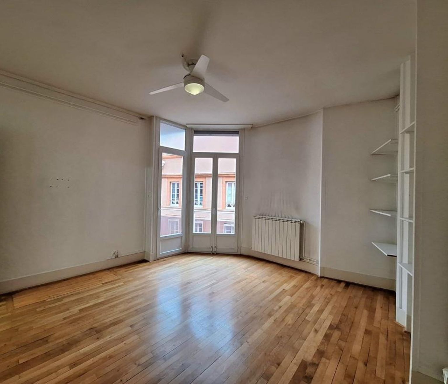 Location T4 de 119 m² Grand rond avec climatisation, ascesneur et balcon