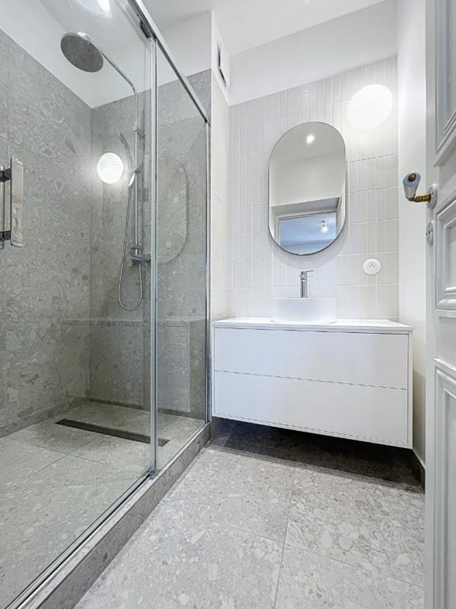 T5 de 156.93 non meublé, rue de Liège - Paris (8)