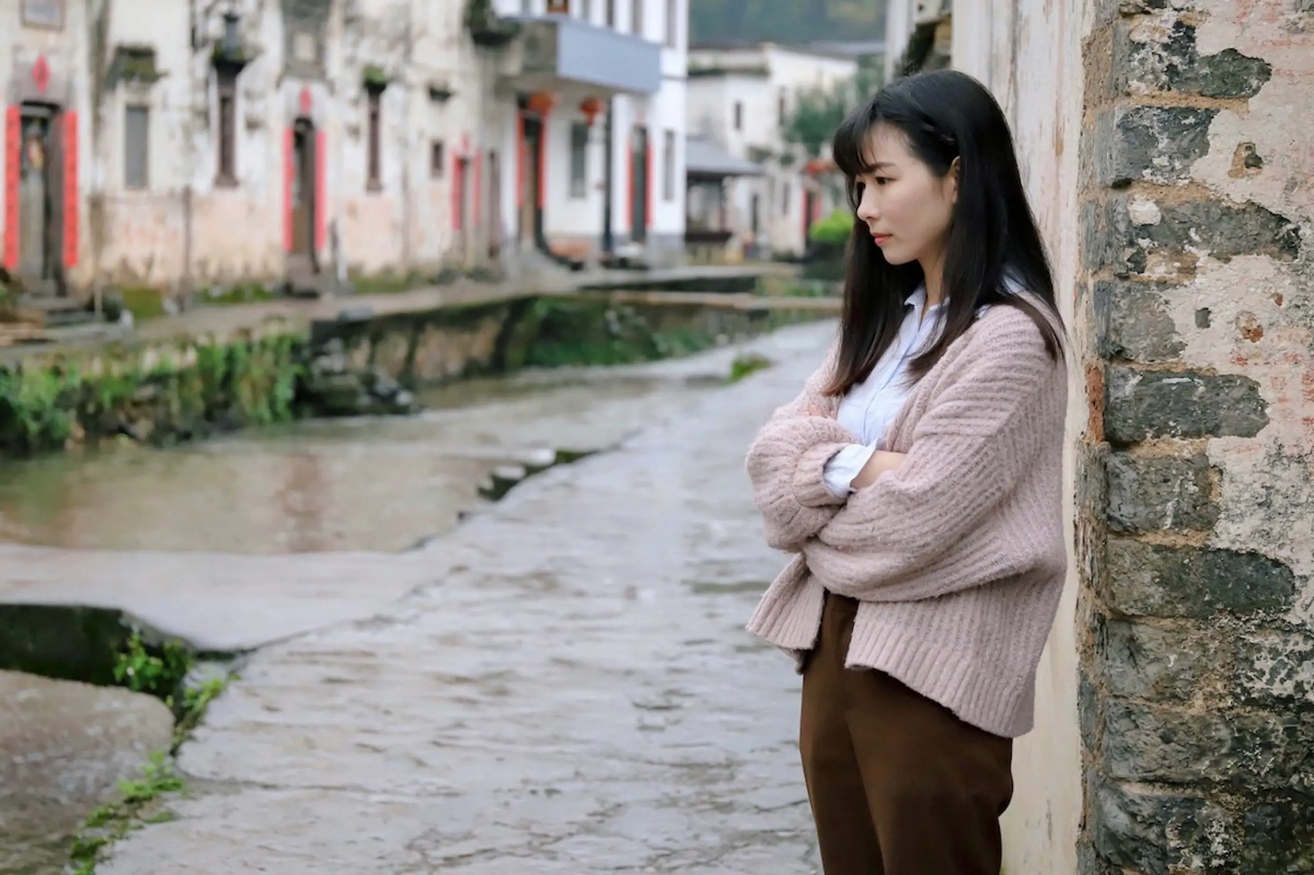 A woman thinking with her arms crossed