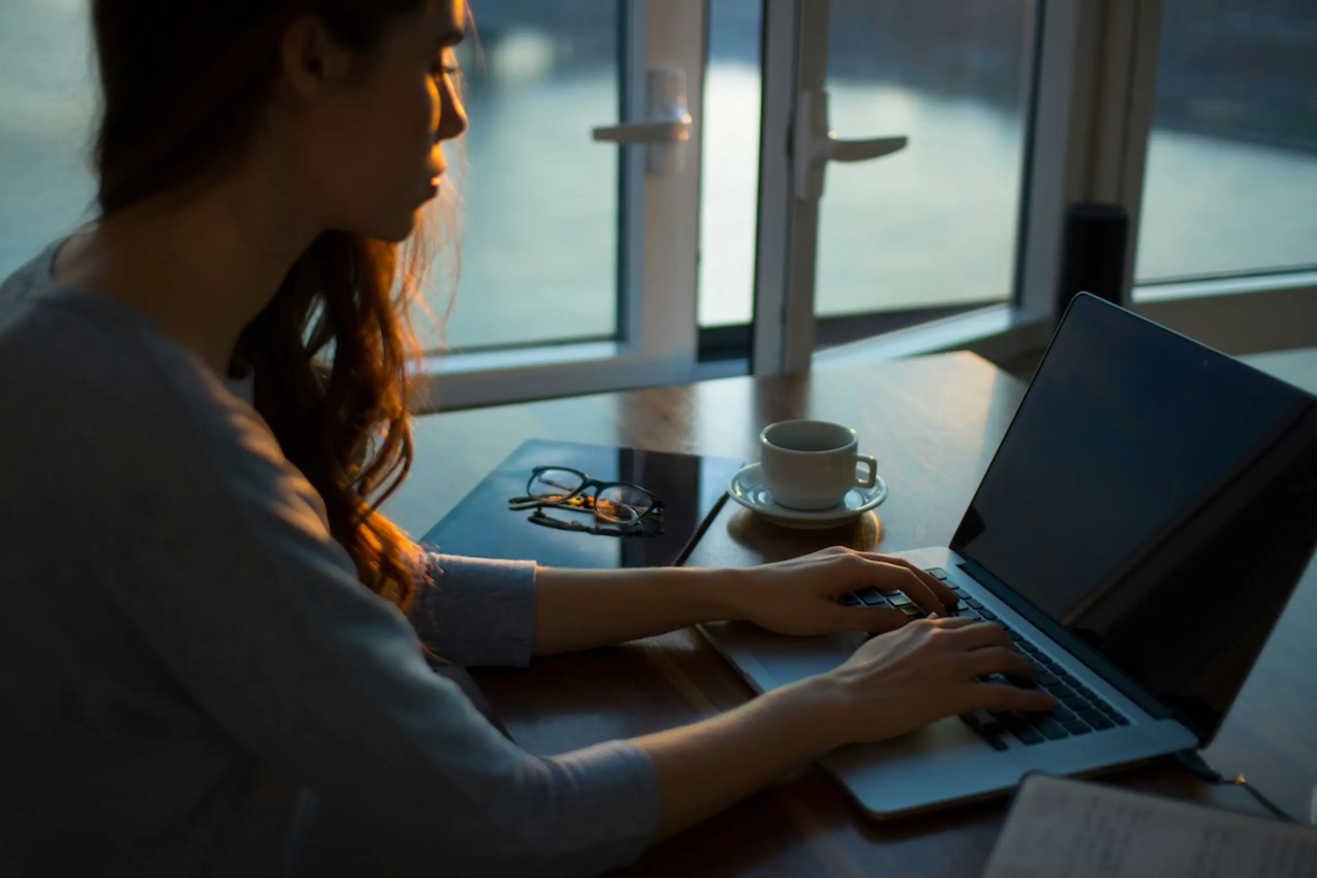 A woman typing on the computer