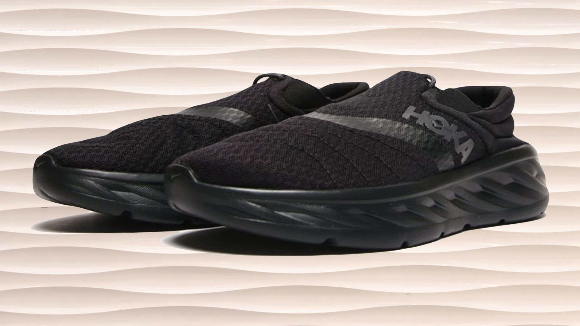 【美品】HOKA ONEONE ORA RECOVERY SHOE 23㎝ HOKA ONE ONE's Latest Shoe Is For Runners Who Aren't Running