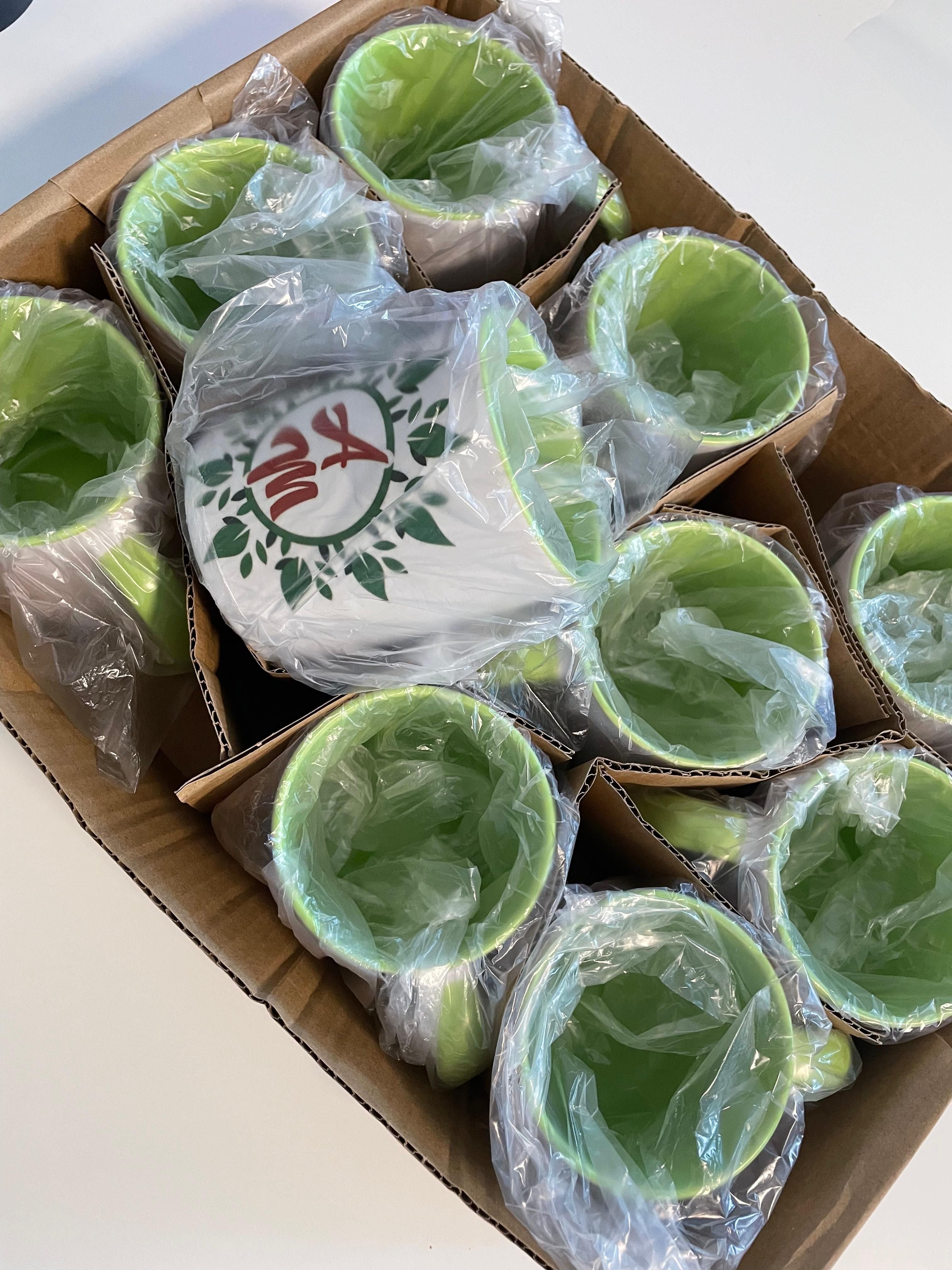 Sicher im Karton verpackte Tassen mit Print