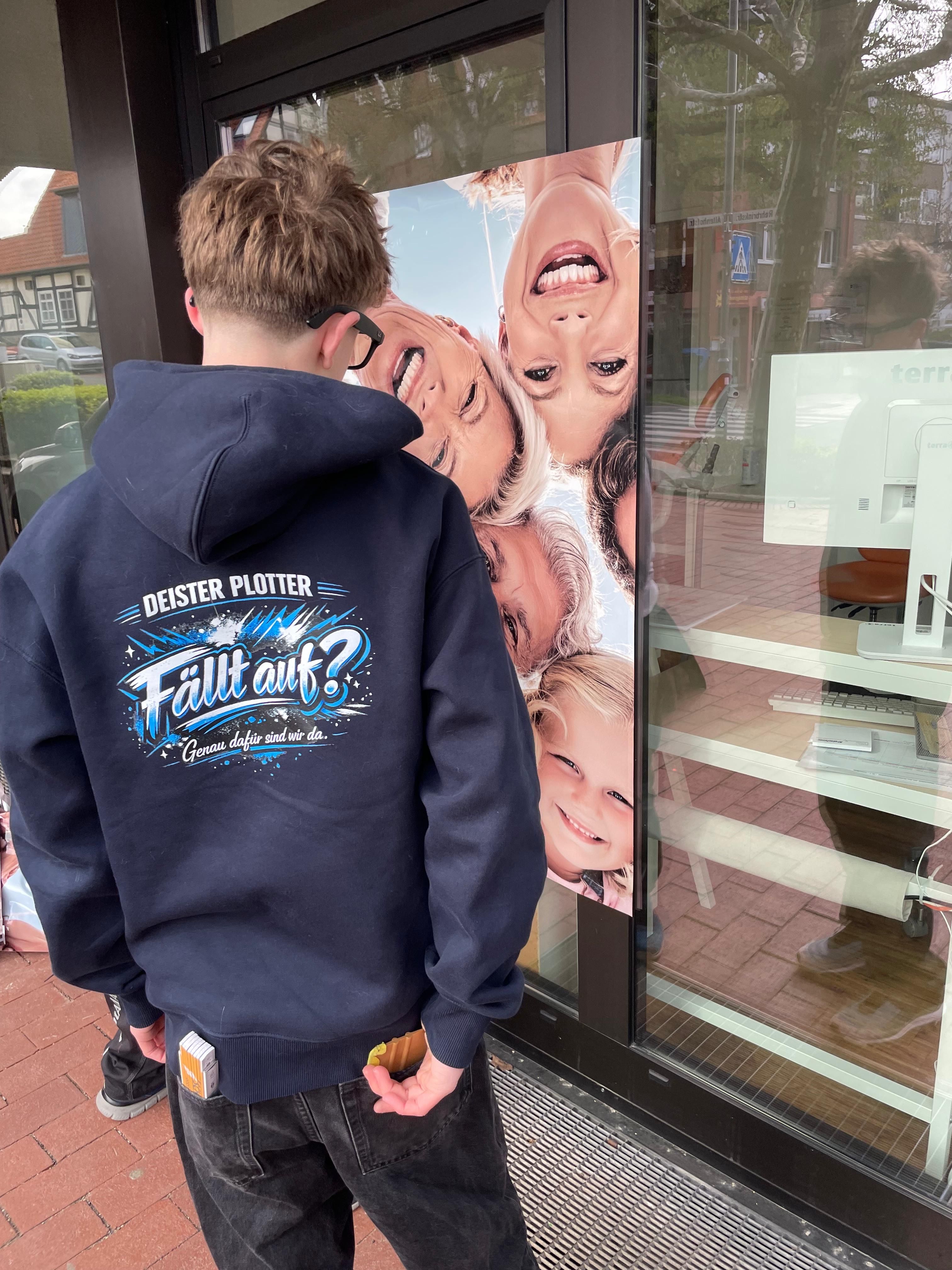 Ben von Deisterplotter mit blauem Hoodie und Backprint