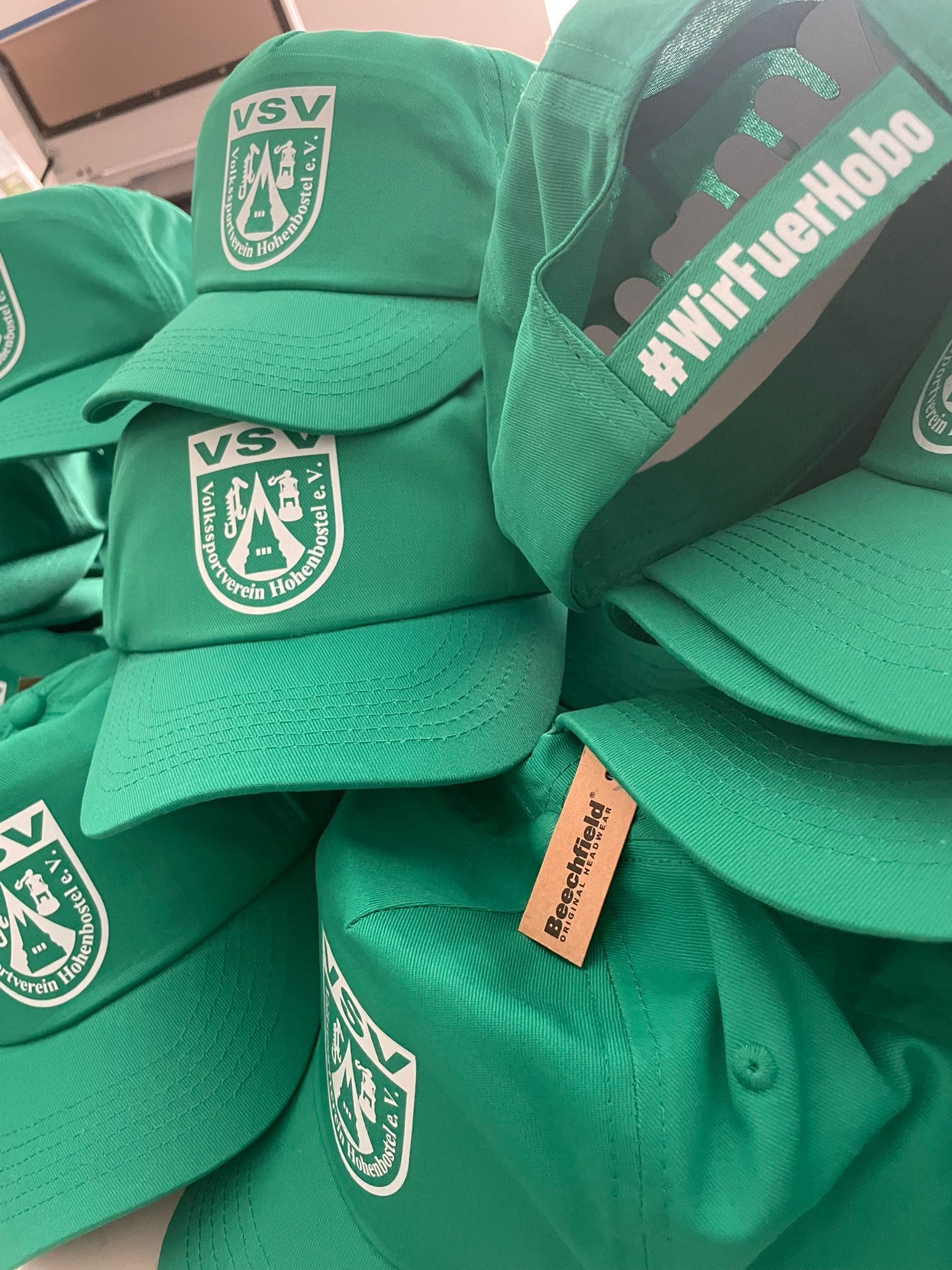 Gruene Caps mit Backprint