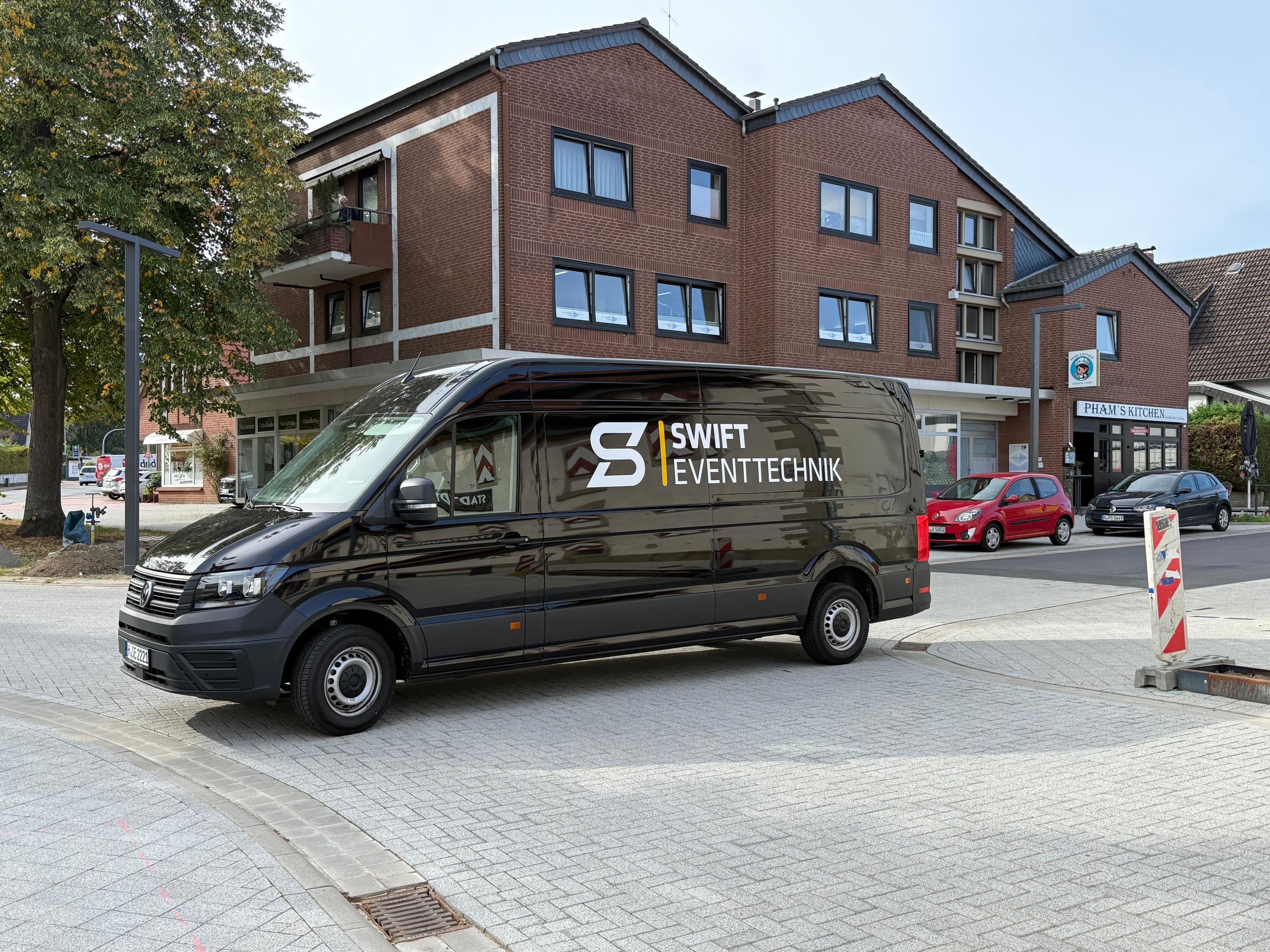 von Deisterplotter beschrifteter Transporter für Swift Eventtechnik
