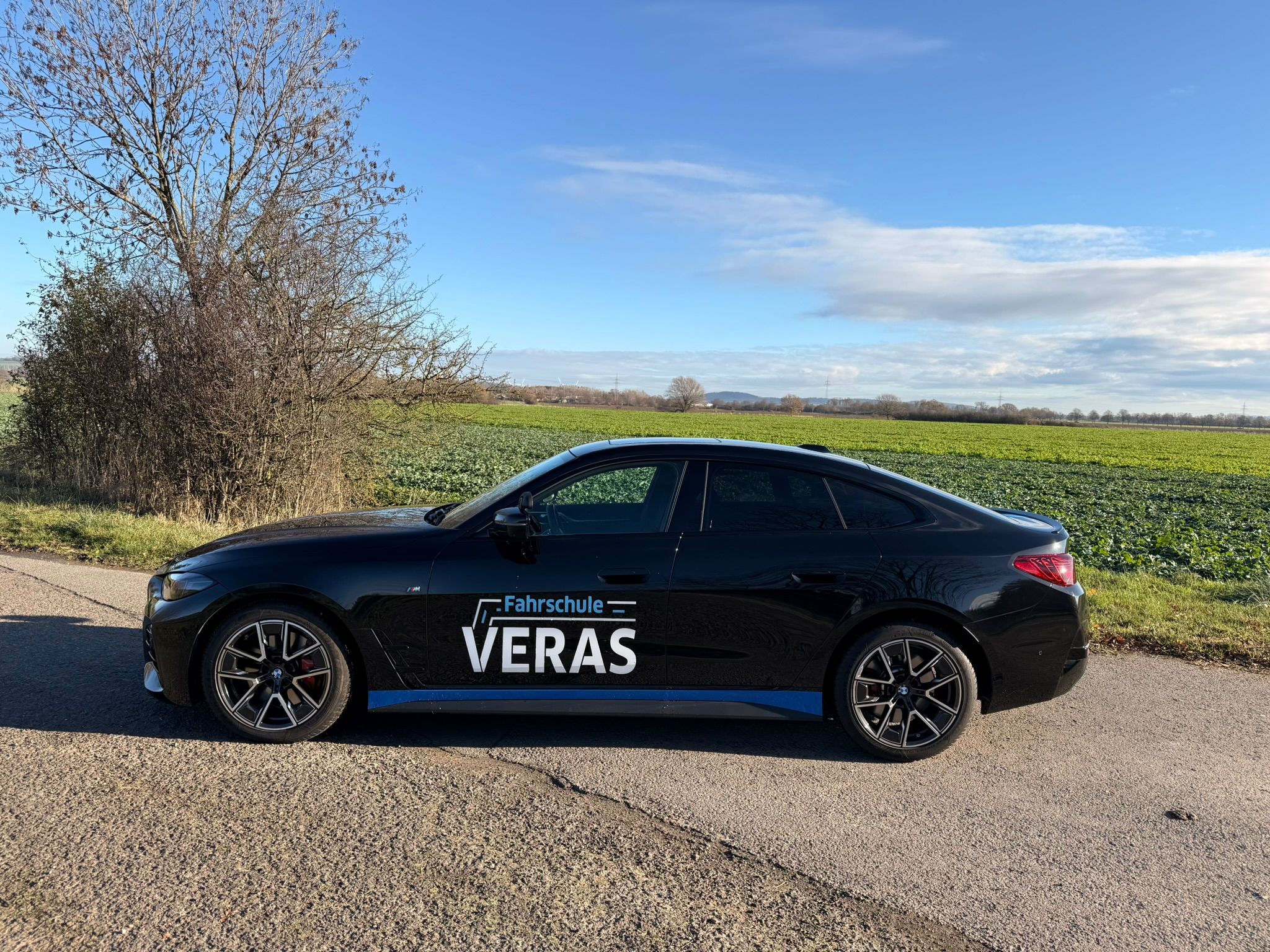 Beschriftetes Auto der Fahrschule Veras