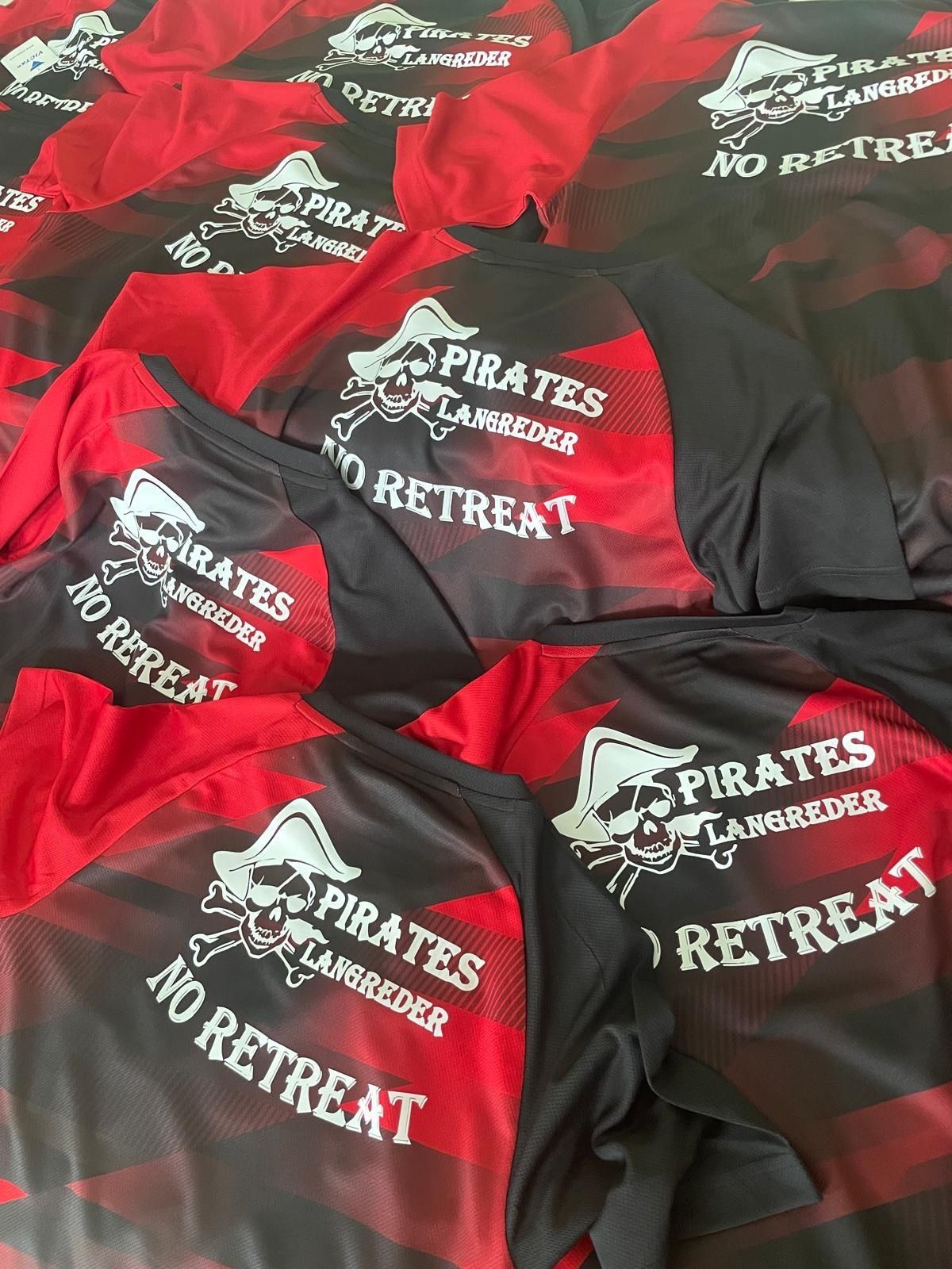 Beschriftete Trikots fuer Pirates Langreder