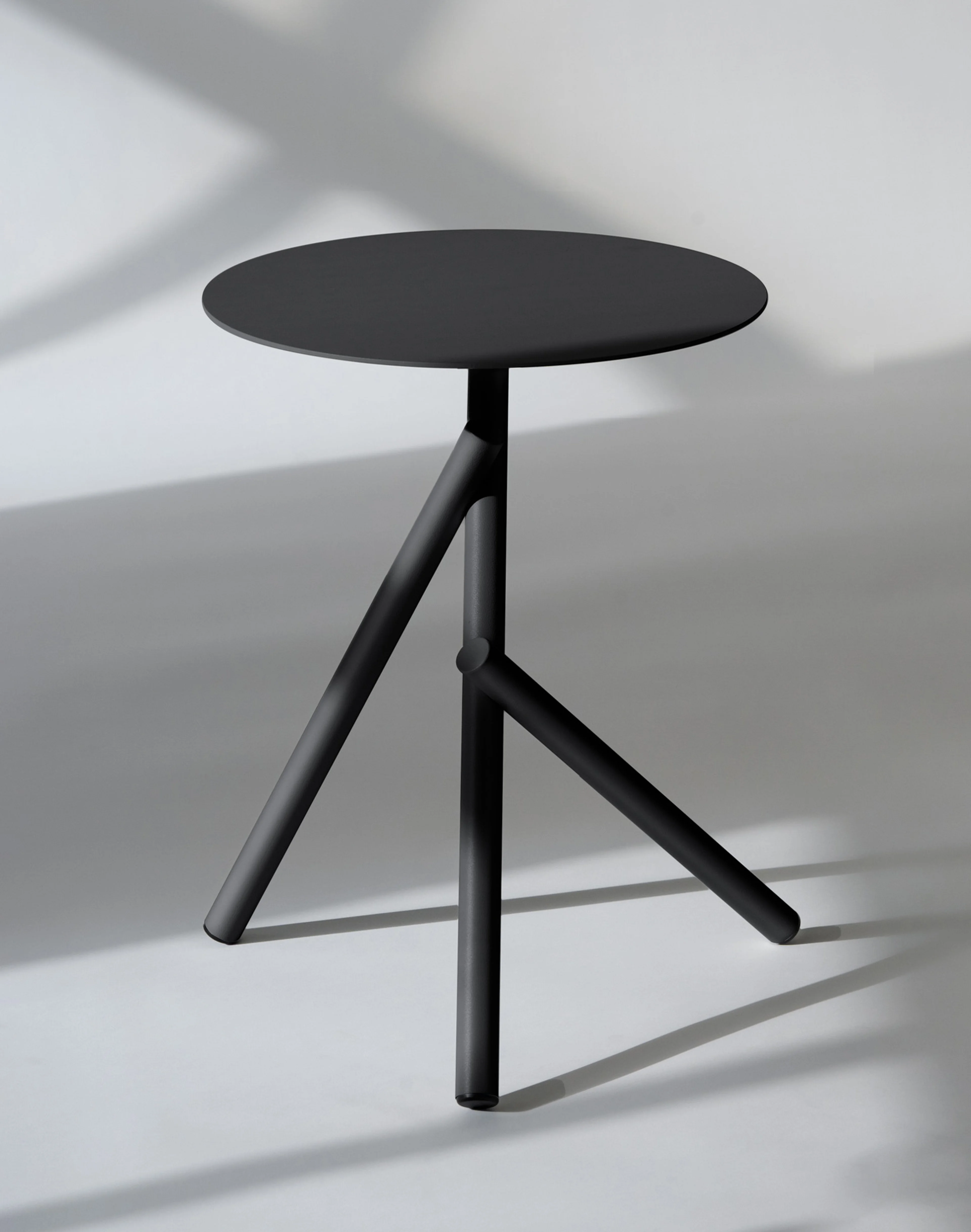 Sticks table in black