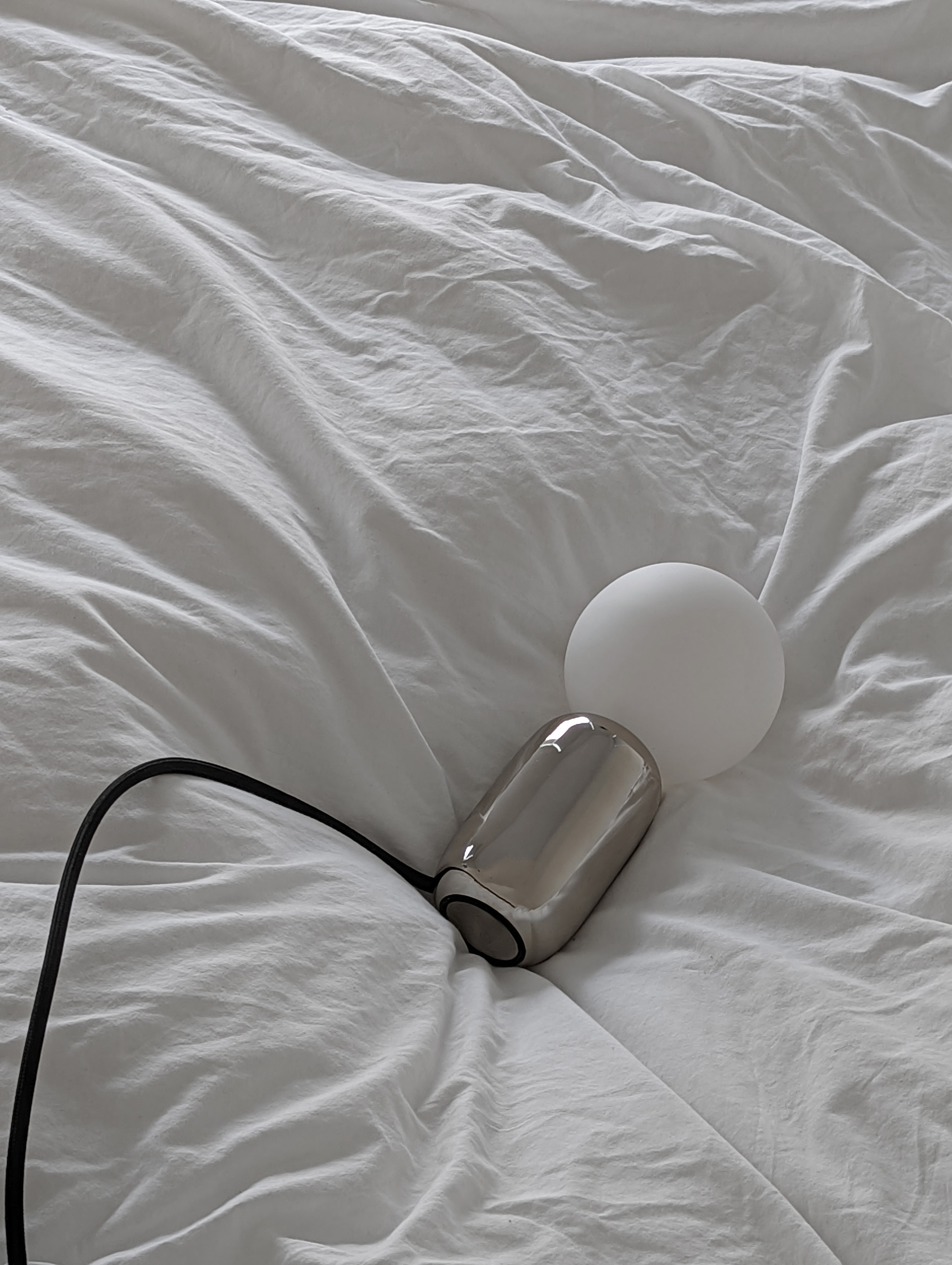 Bubble lamp in silver on bed