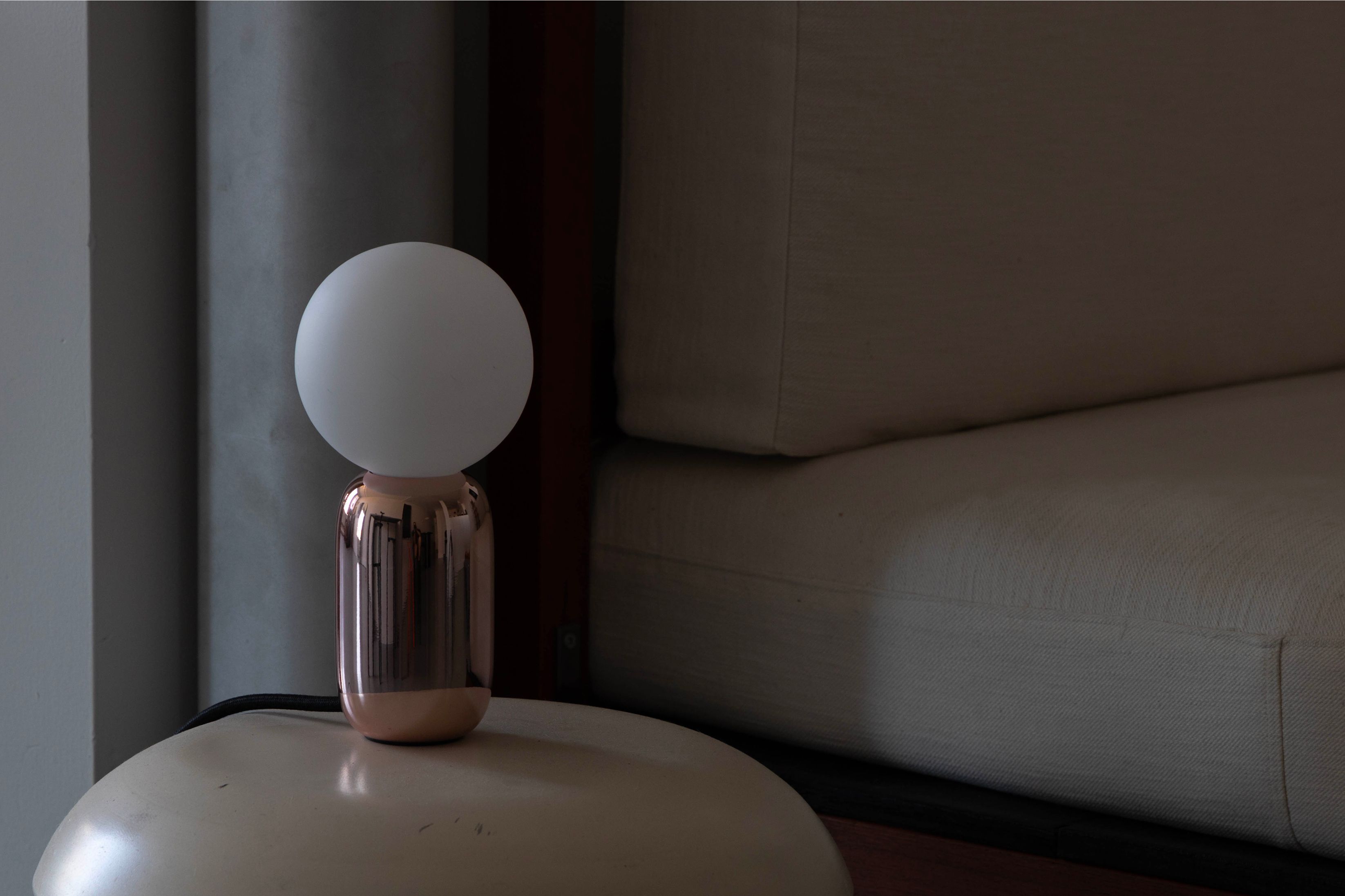 Bubble lamp in coral on table
